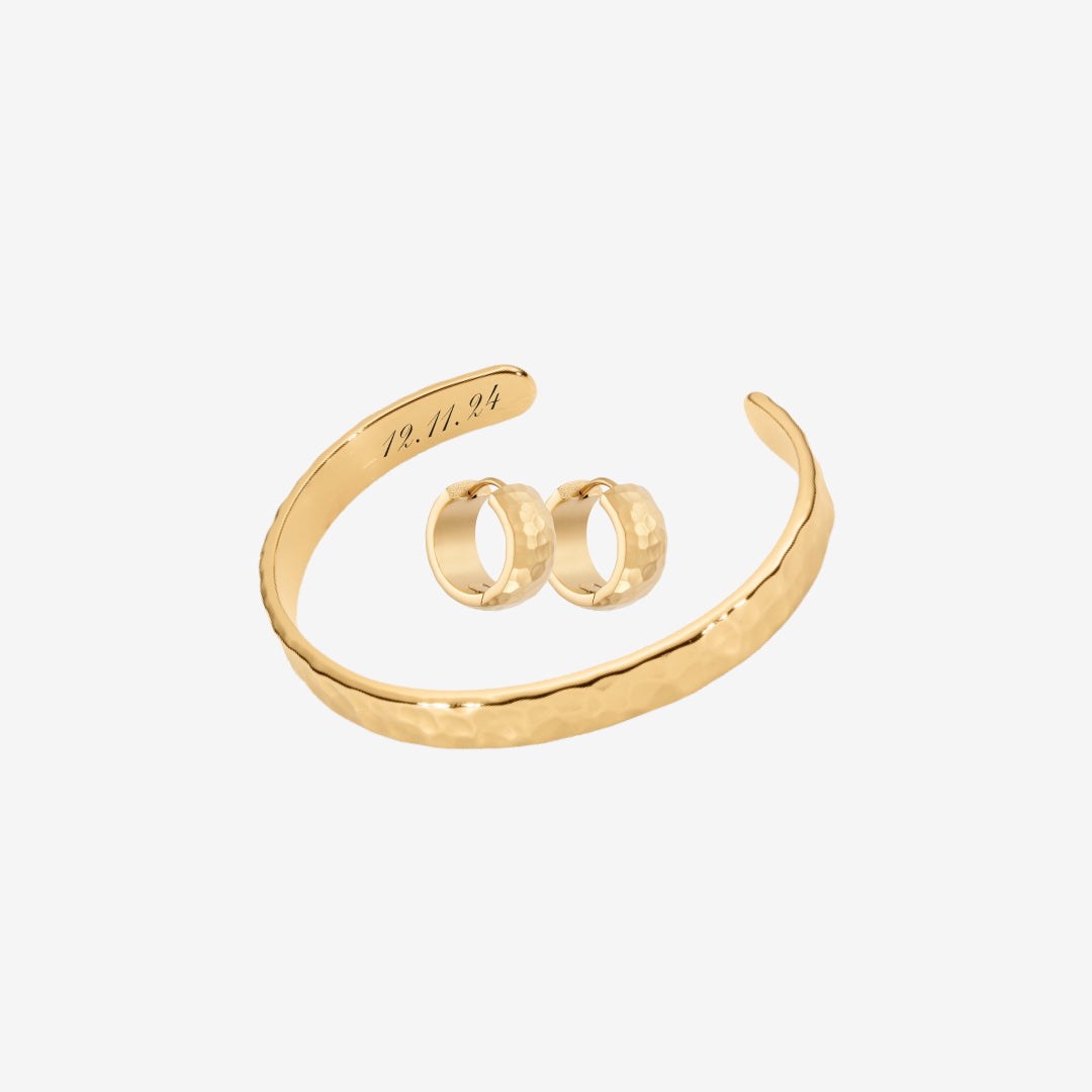 Hamrad armring med gravyr och mini-ring