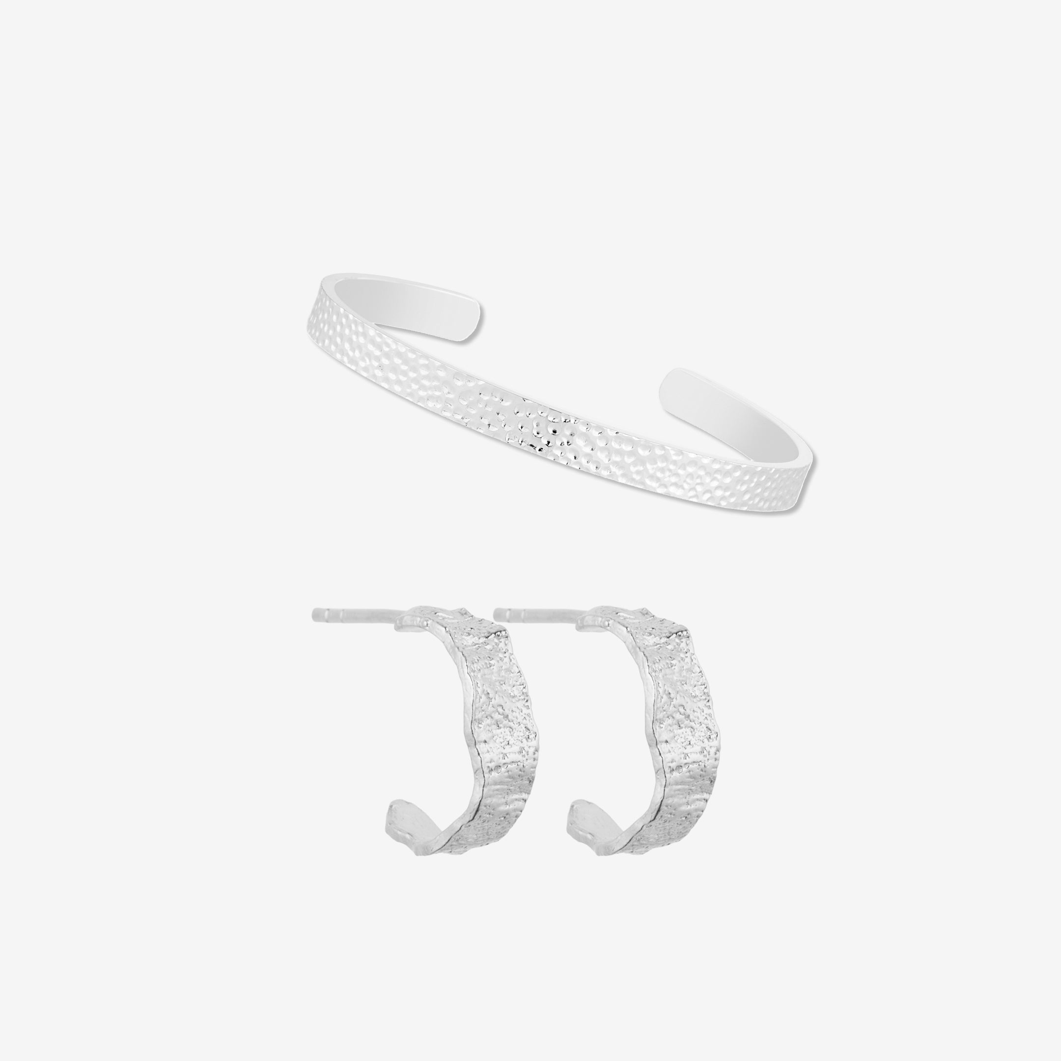 Hamrad armring och ringar i silver