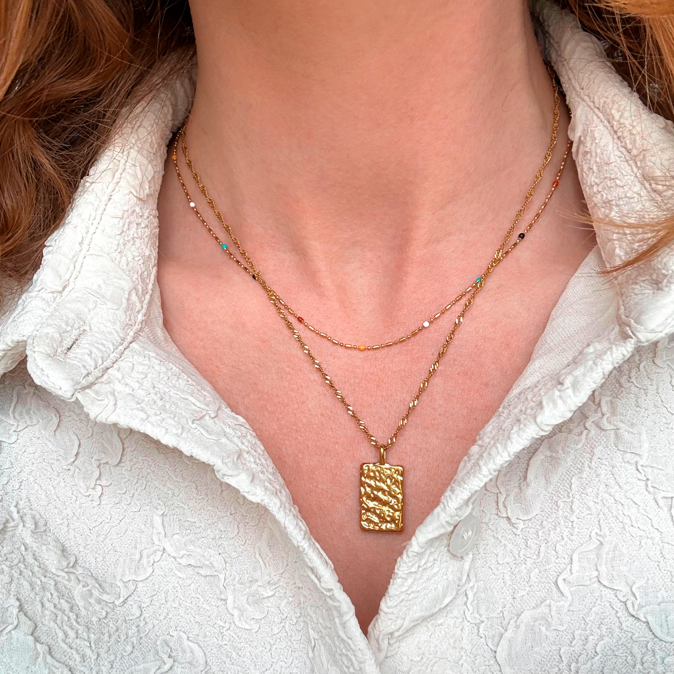 Halsband med färgade prickar, förgyllt