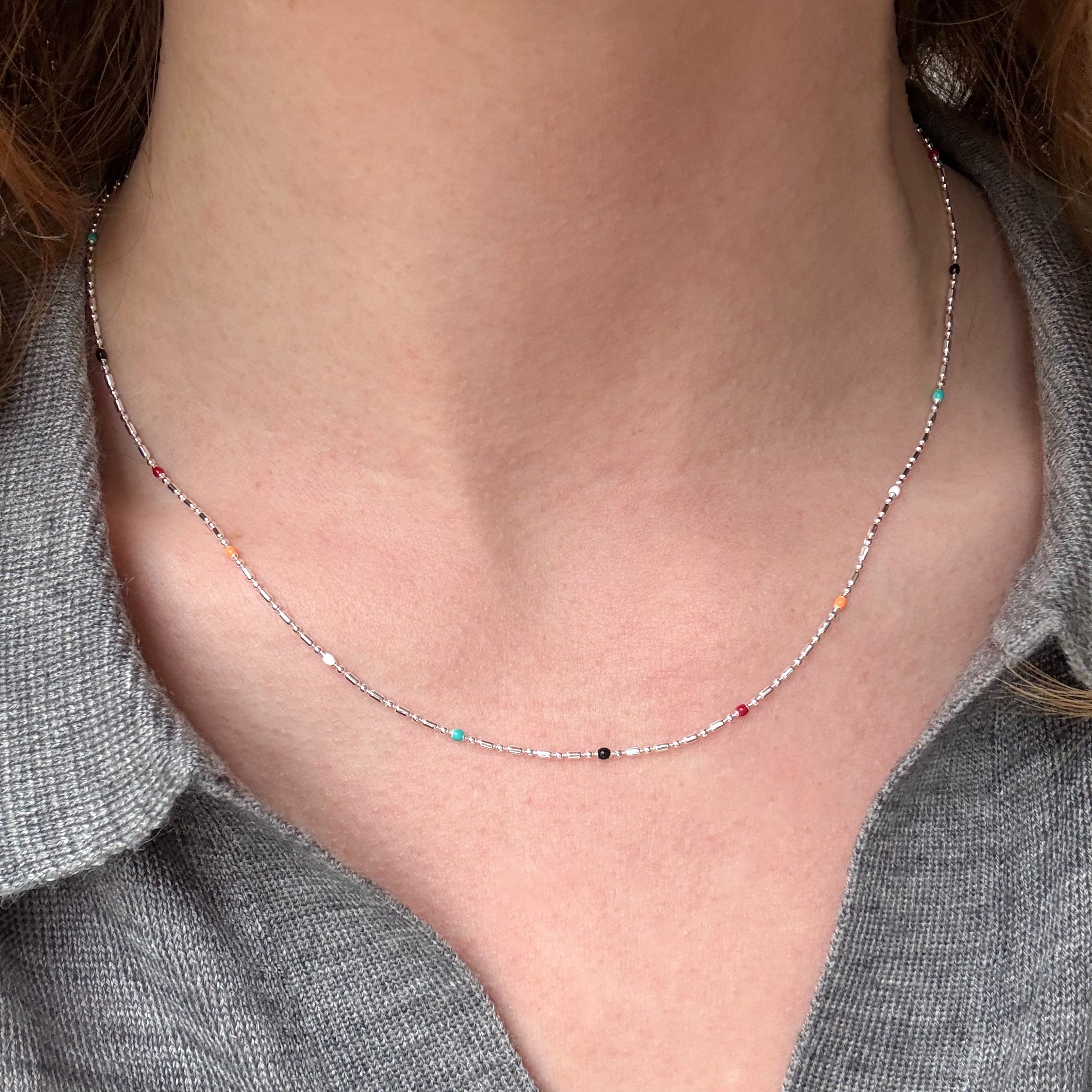 Halsband med färgade prickar, försilvrat