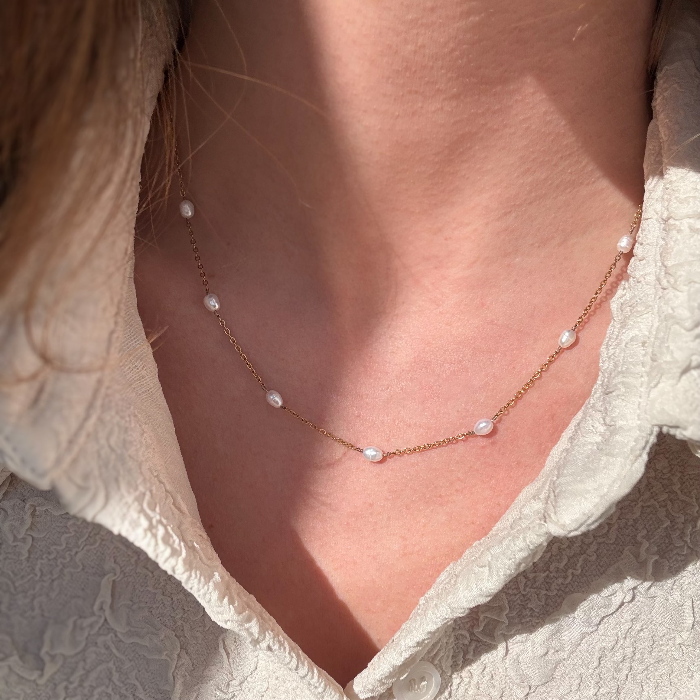 Prickigt pärlhalsband förgyllt
