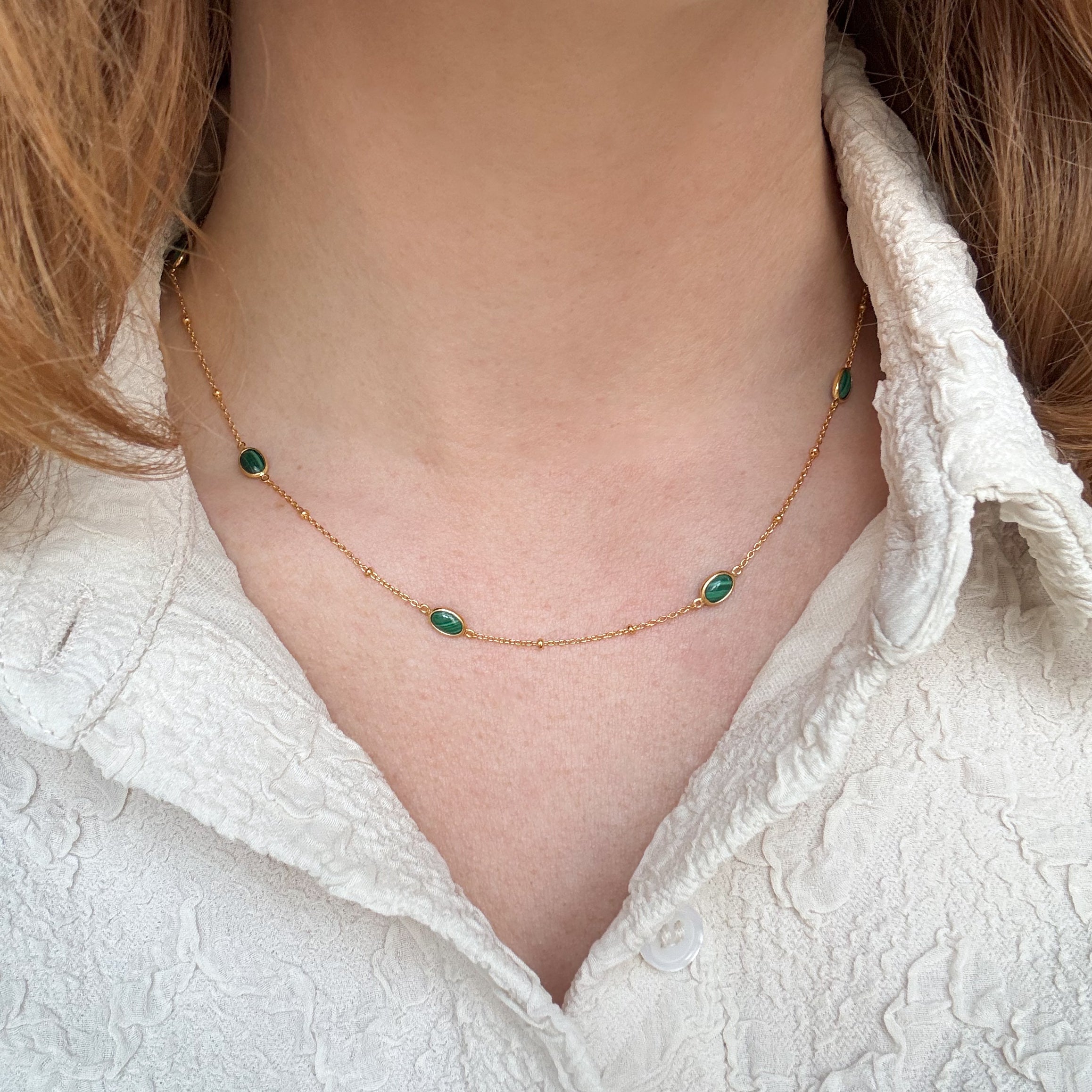 Grönt prickigt halsband förgyllt