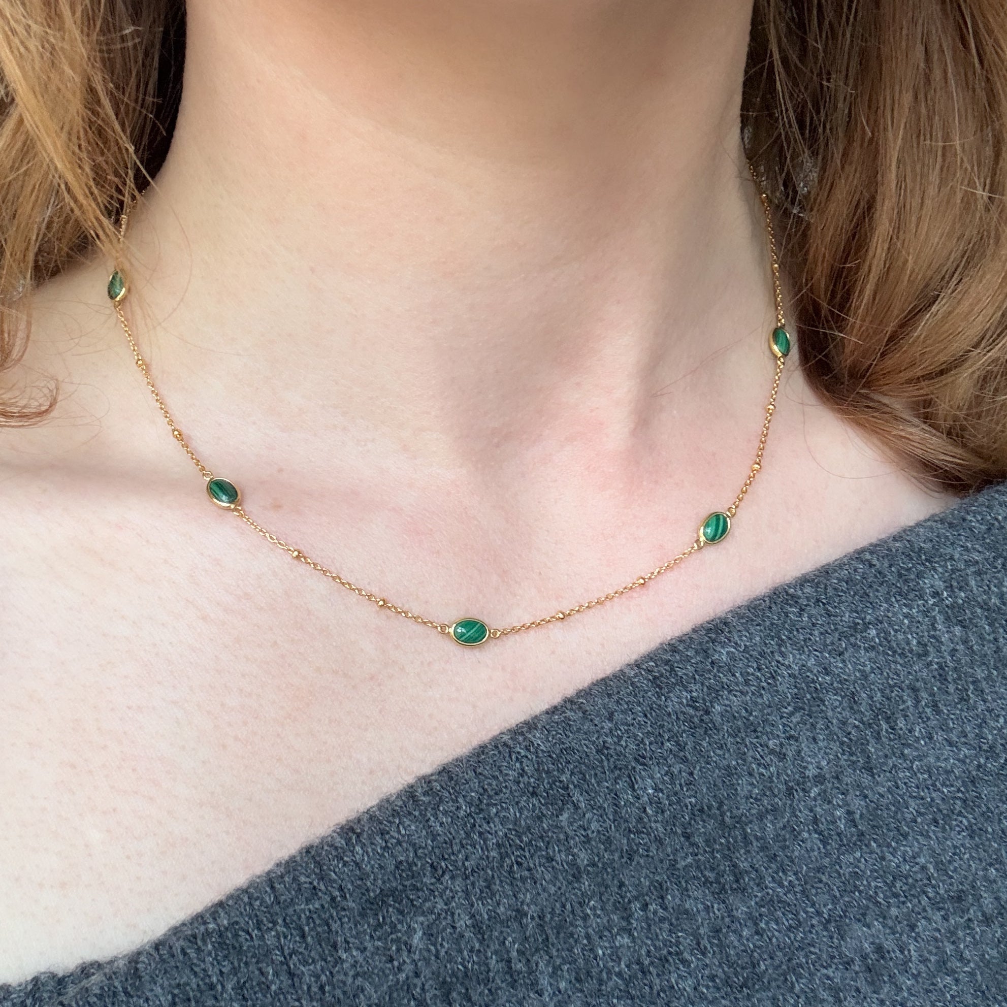 Grönt prickigt halsband förgyllt