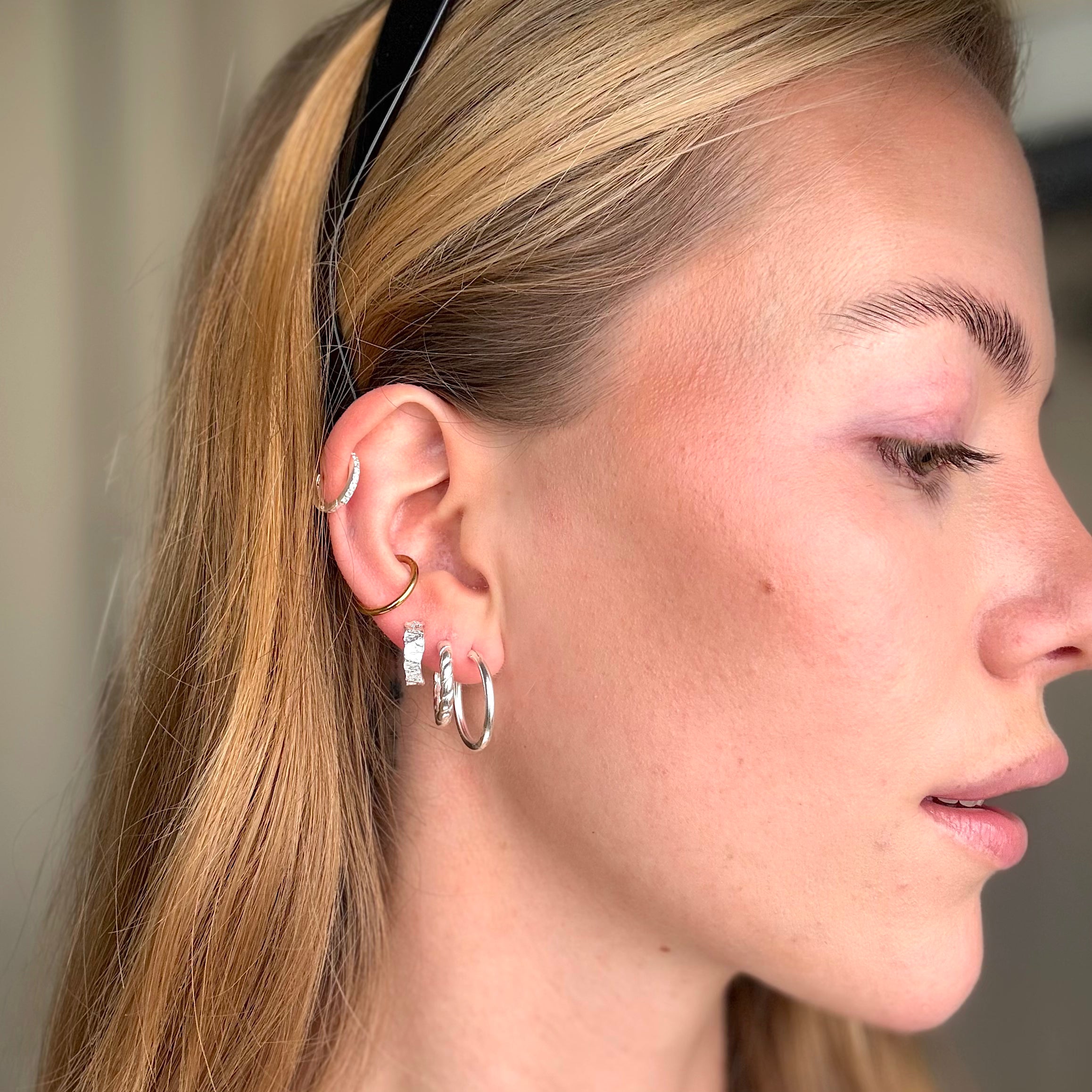 Hamrad armring och ringar i silver