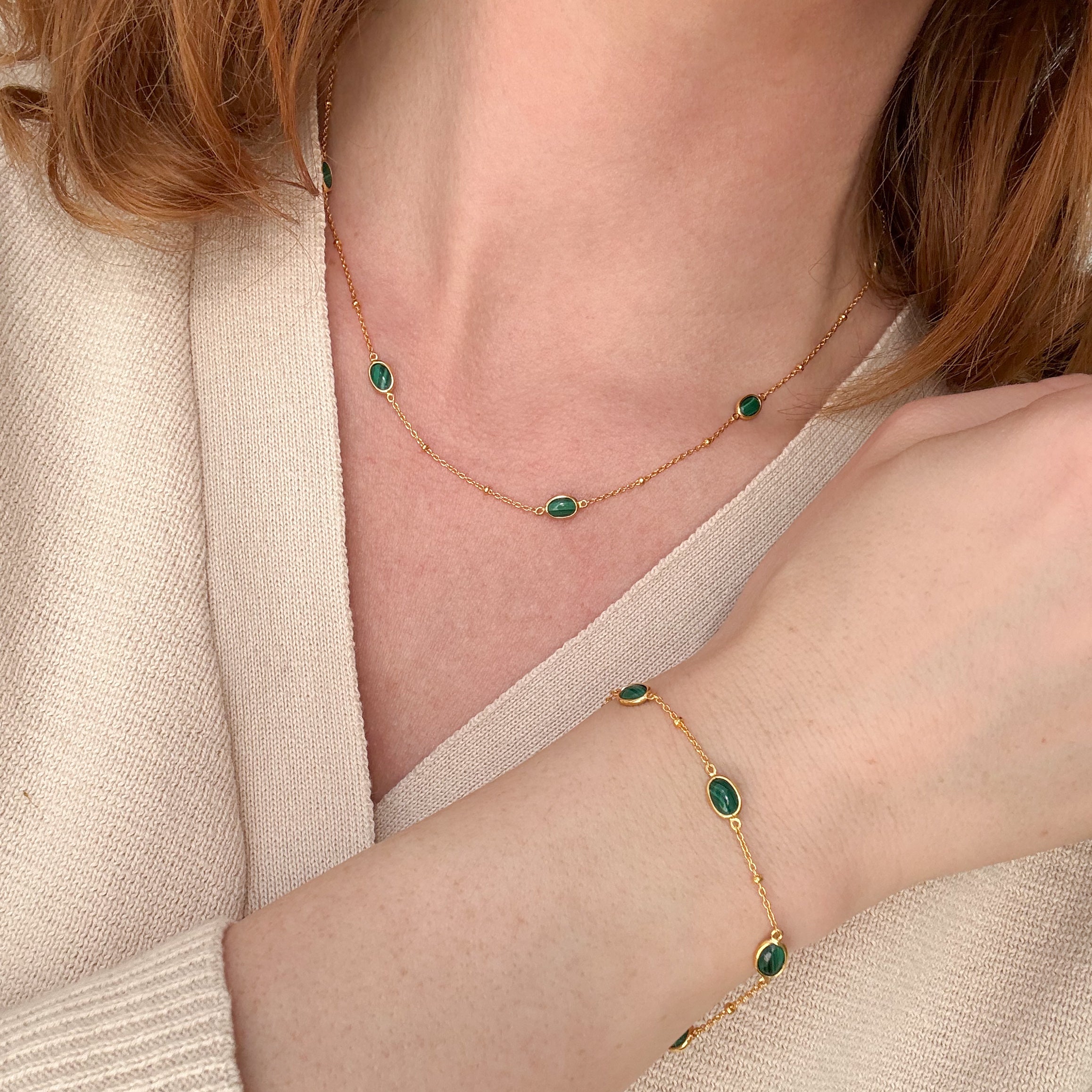 Grönt prickigt halsband förgyllt