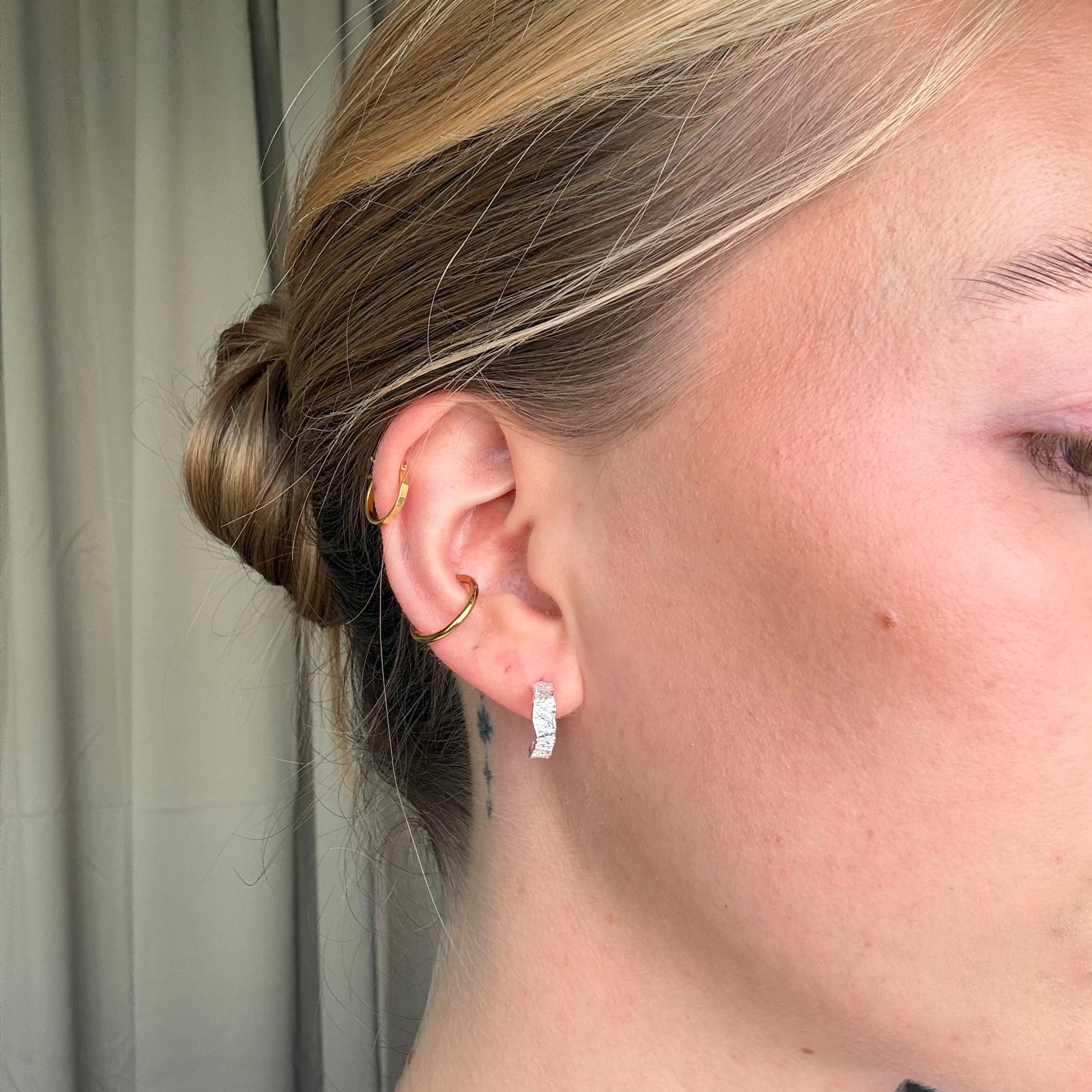 Hamrad armring och ringar i silver