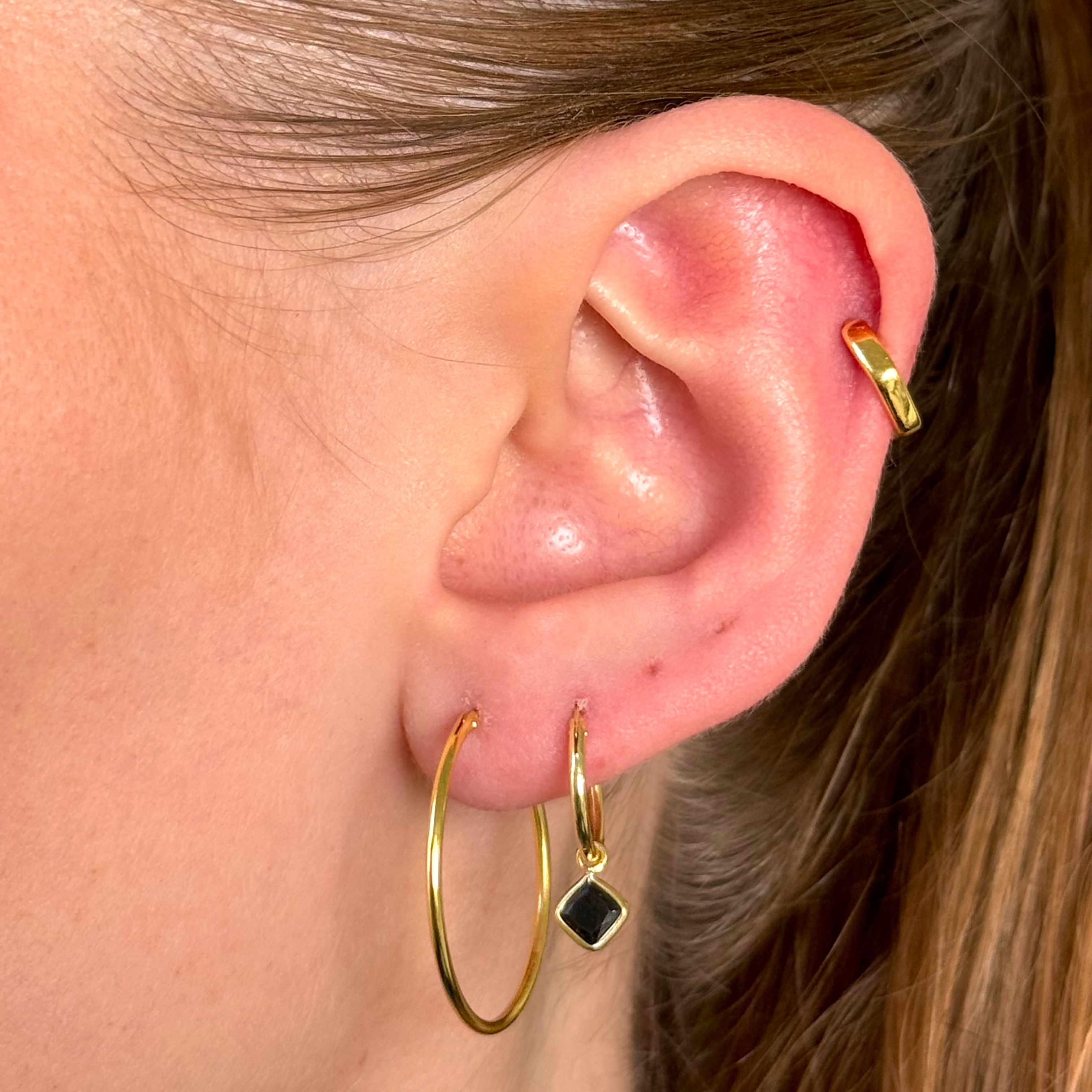 Svart fyrkantigt set: 1 halsband och 1 örhänge