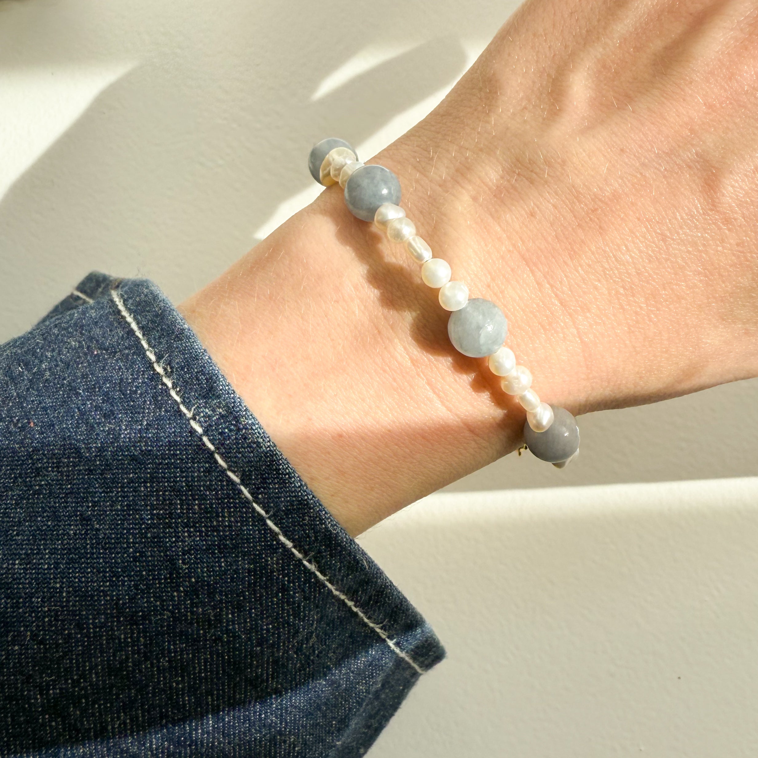 Armband med marin sötvattenspärlor