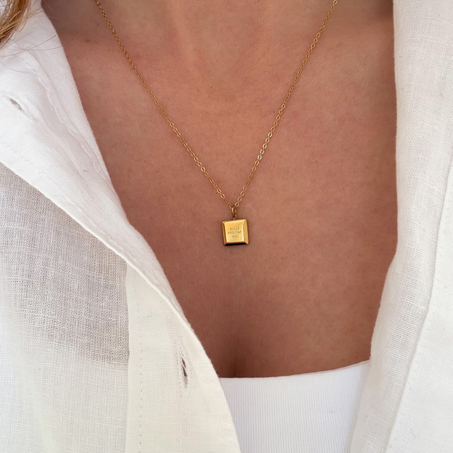 Fyrkantigt halsband förgyllt med gravyr