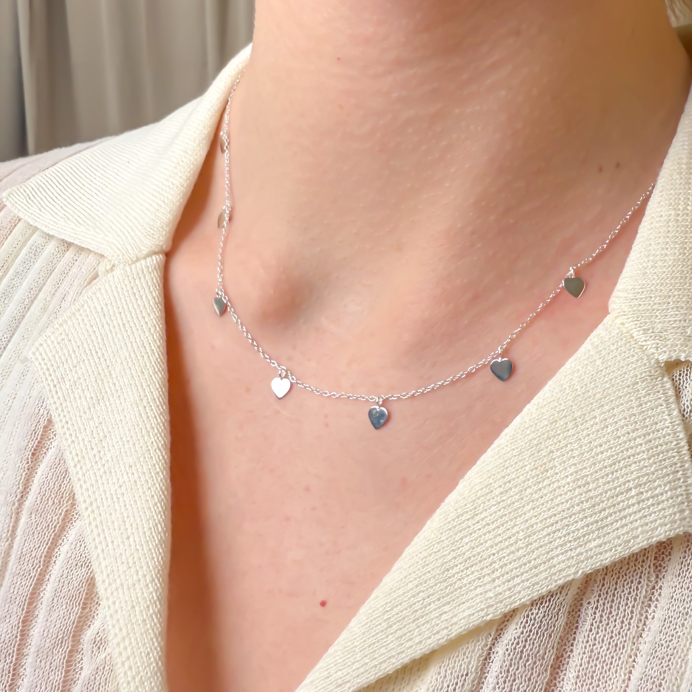 Halsband med flera hjärtan