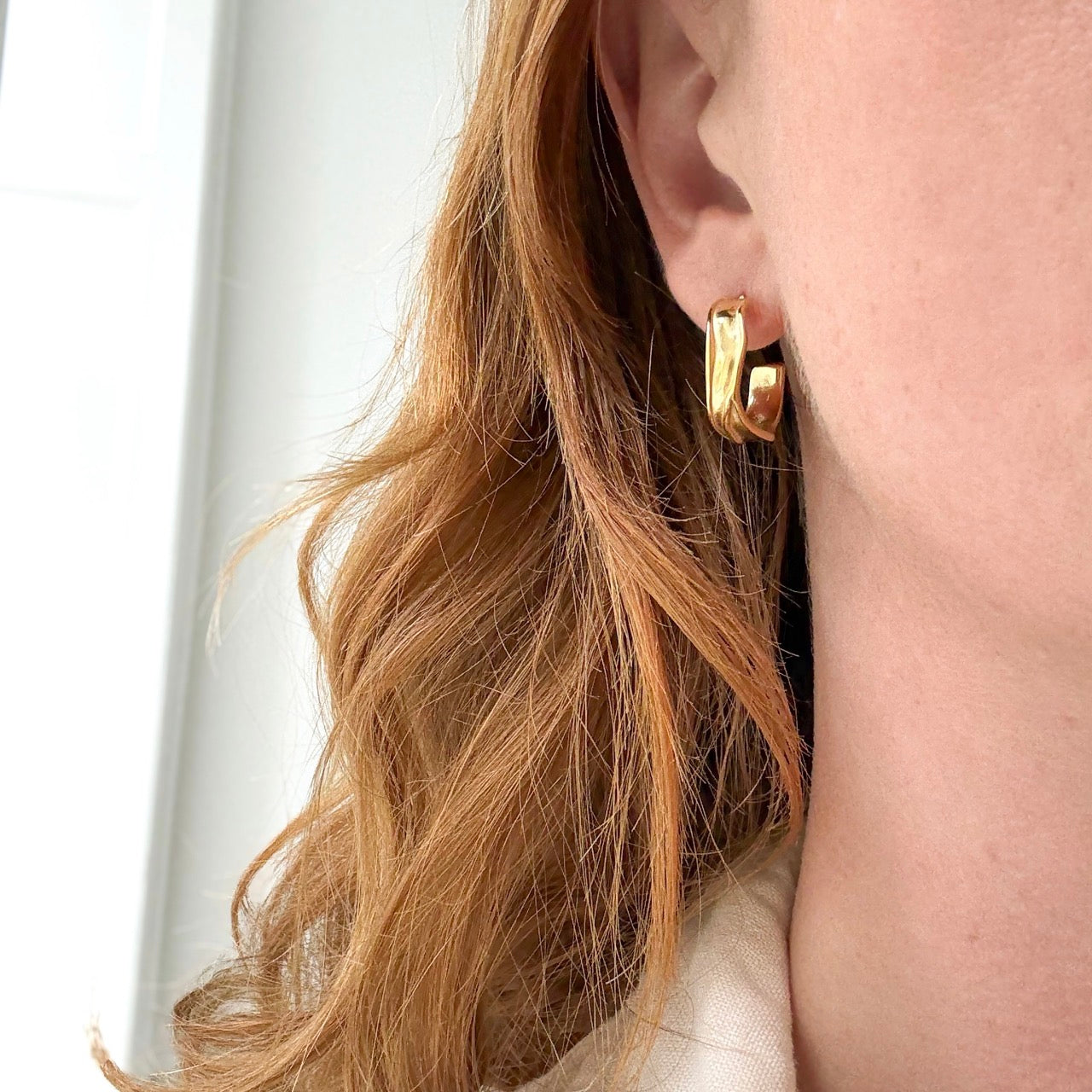 Store øreringe med bølget effekt