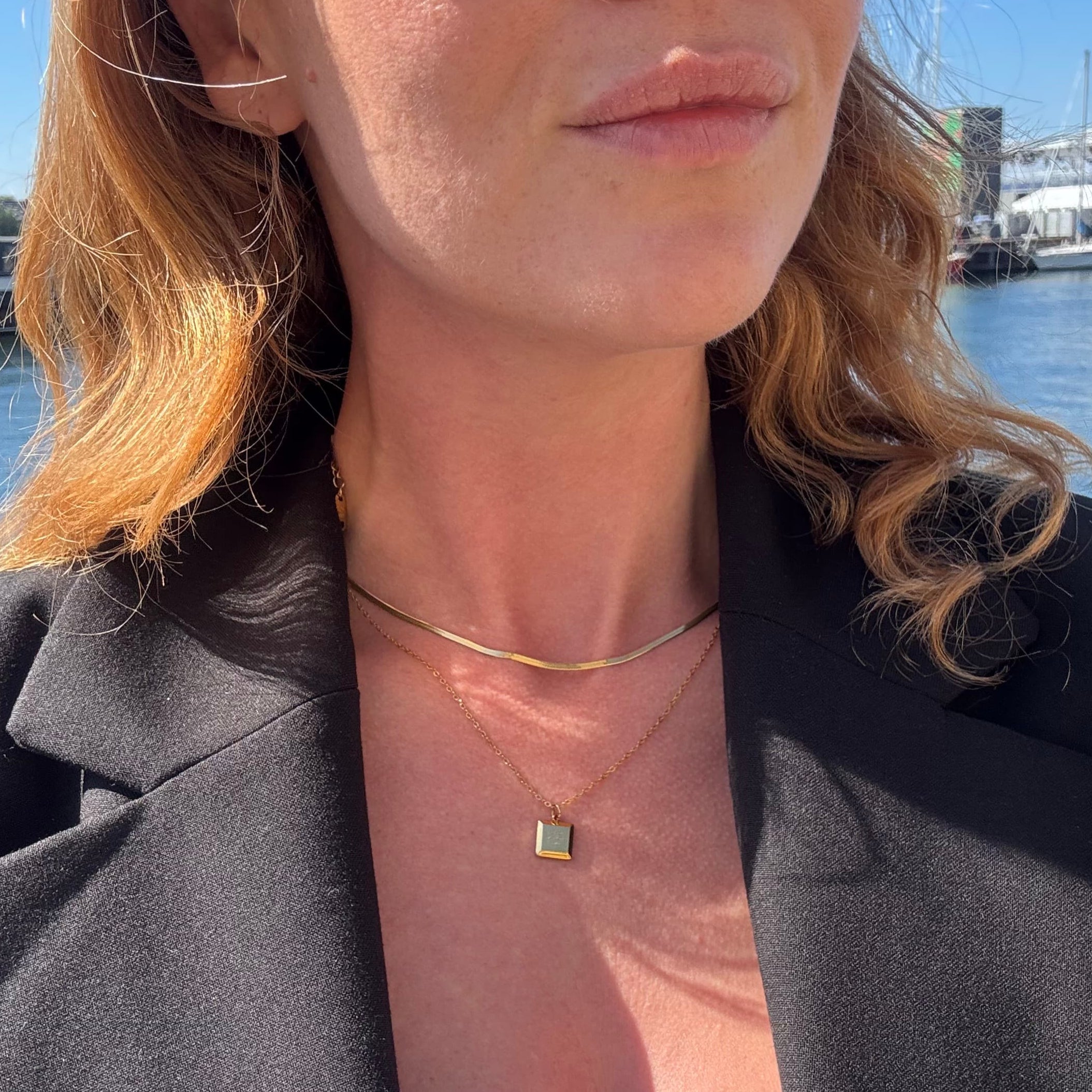 Fyrkantigt halsband med gravyr och platt orm 2mm set