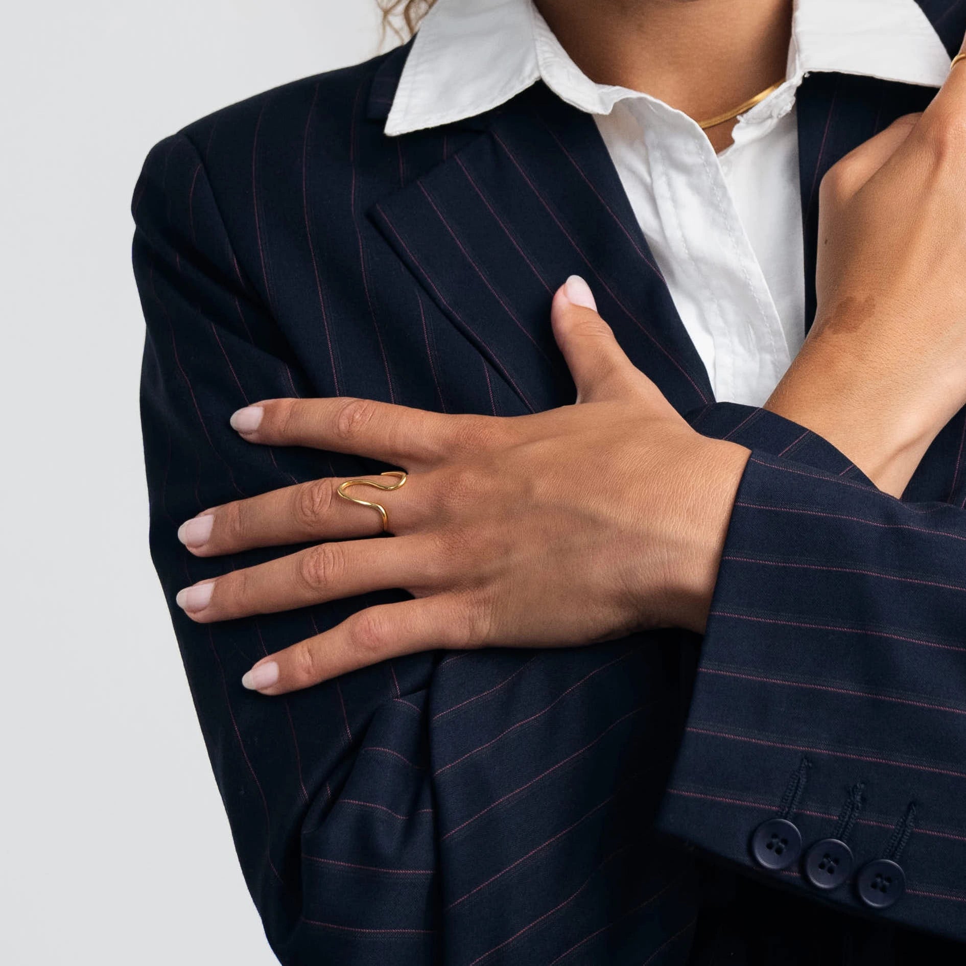 Moderne og unik ring med wave line design i guld