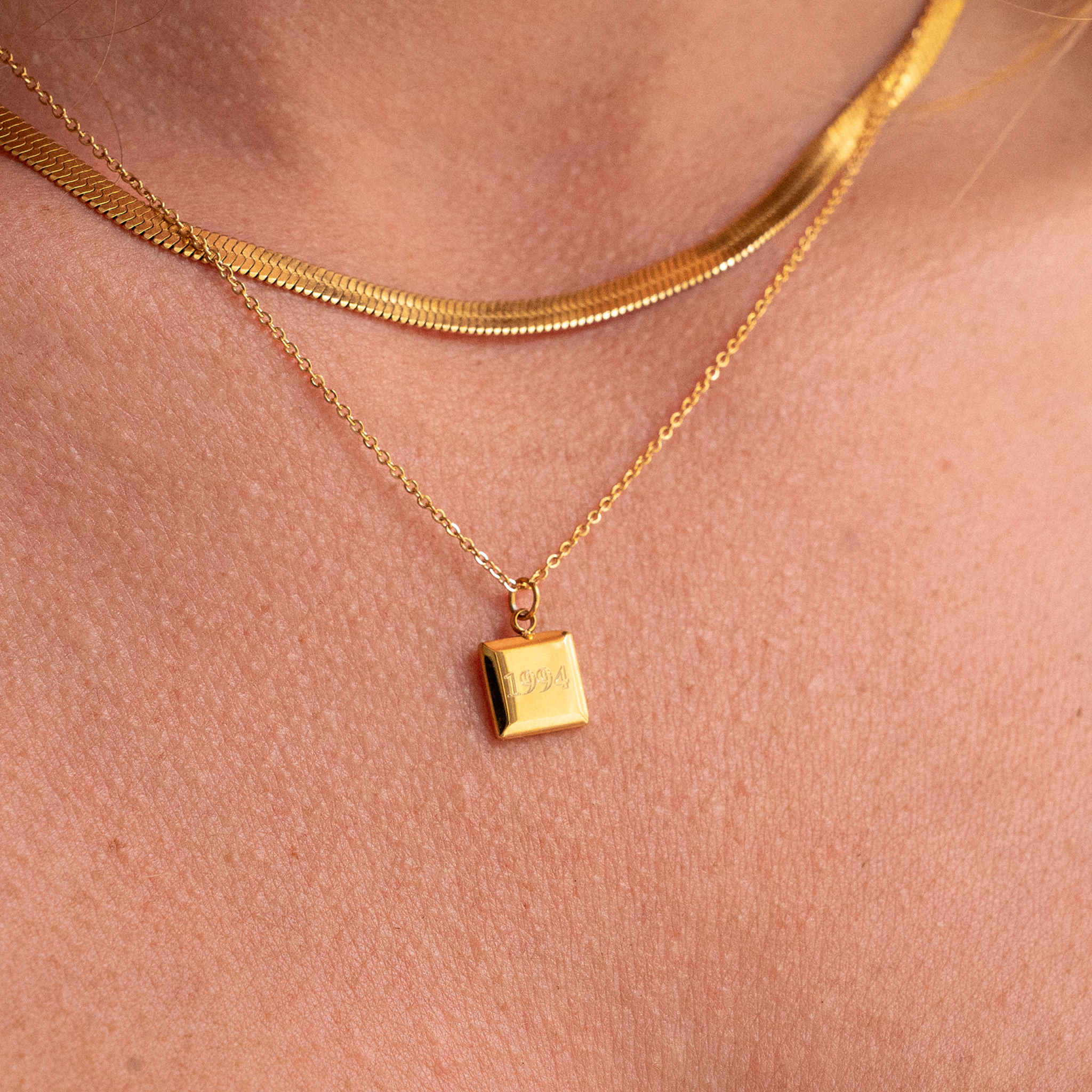 Fyrkantigt halsband förgyllt med gravyr