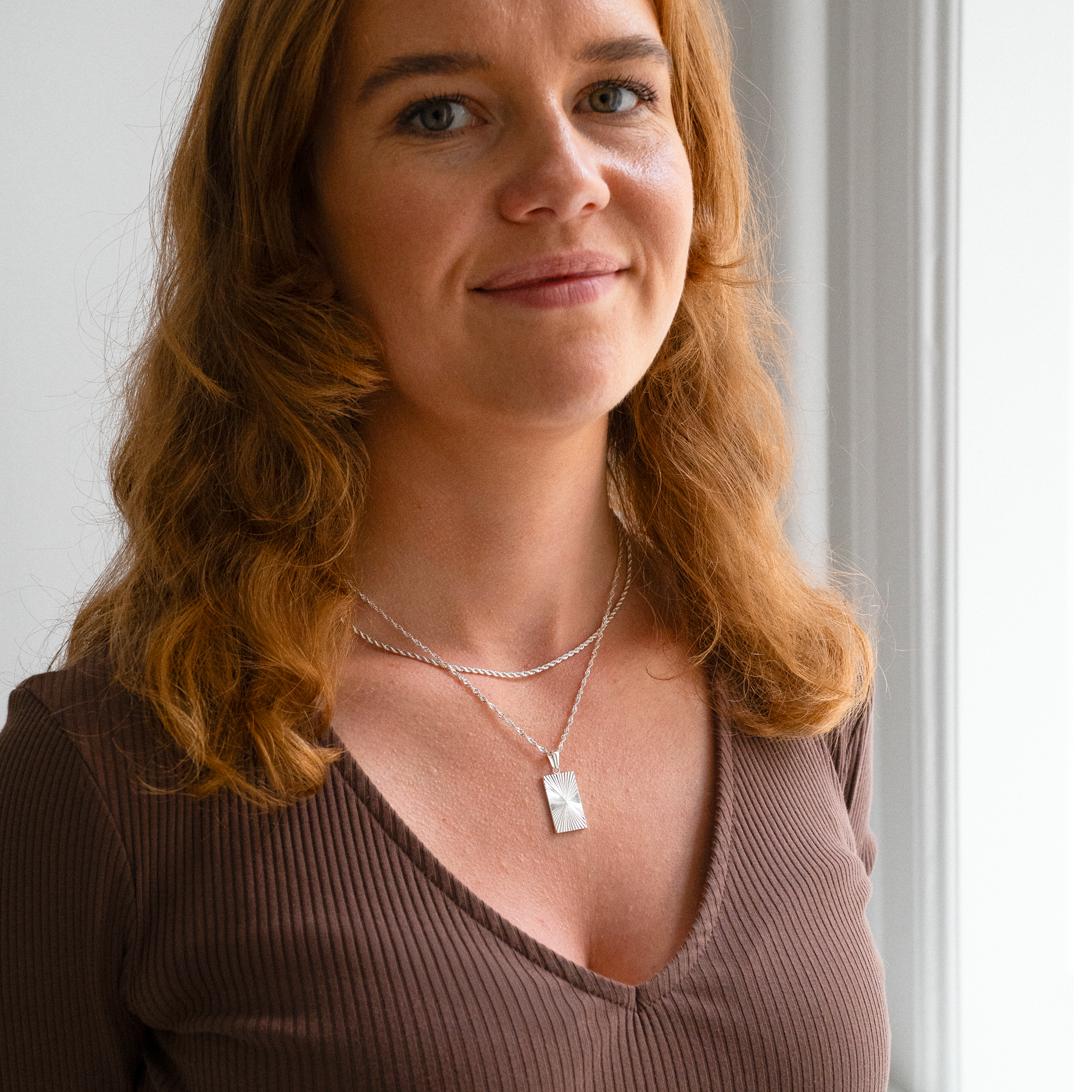 Solfyrkantigt halsband med gravyr
