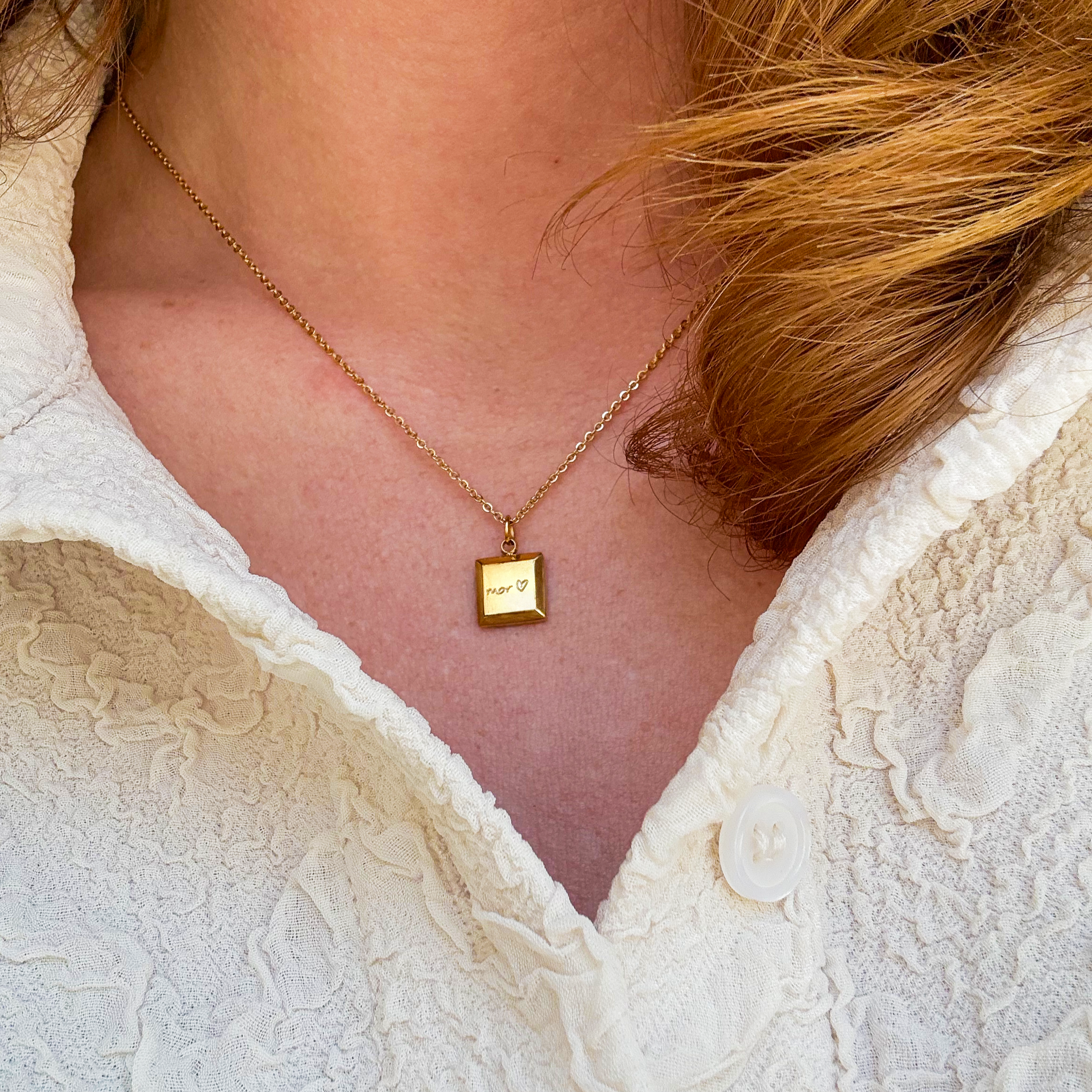 Fyrkantigt halsband förgyllt med gravyr