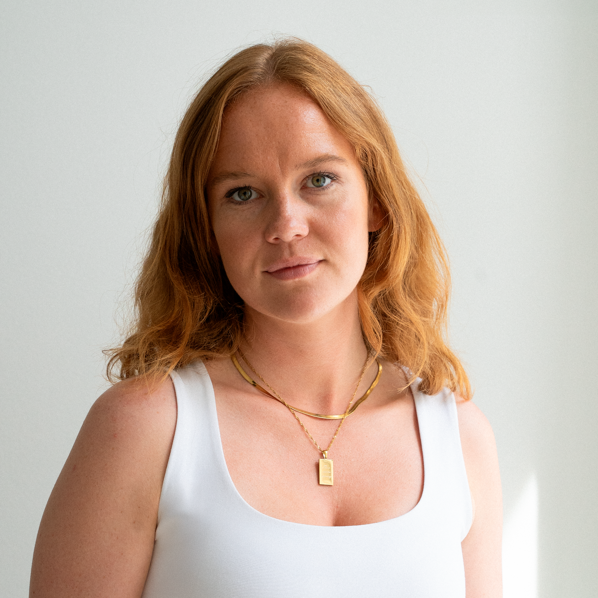 Solfyrkantigt halsband med gravyr