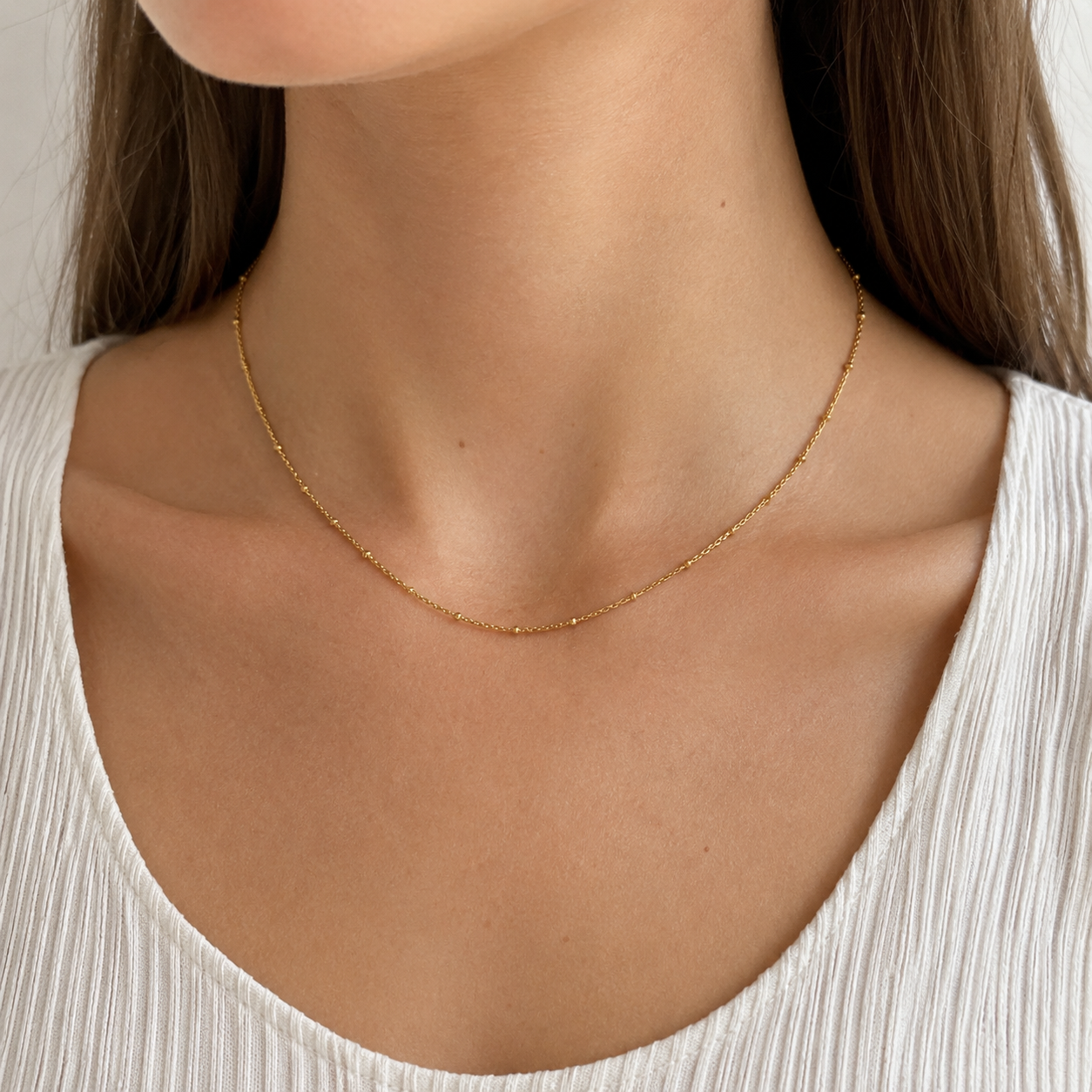 Halsband med färgade prickar, förgyllt