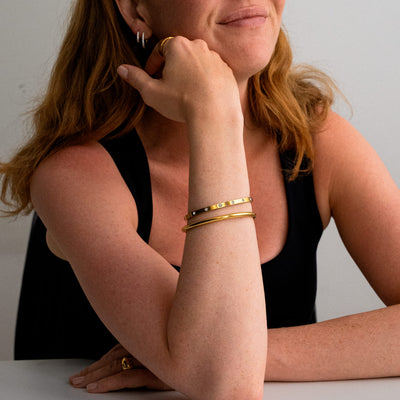 Elegant armbånd med lyse sten