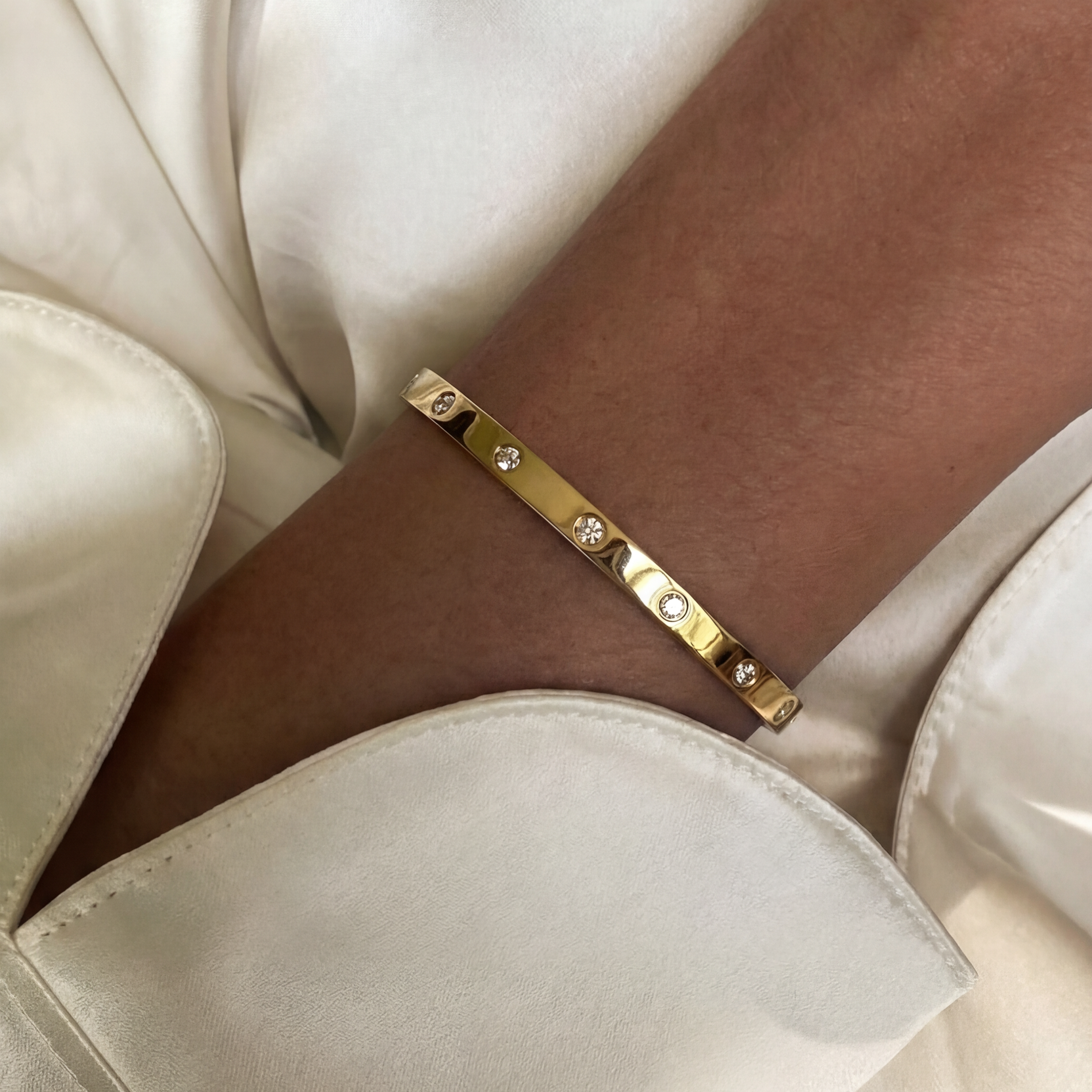 Klassiskt kristallprickigt armband med gravyr och runt armbandsset