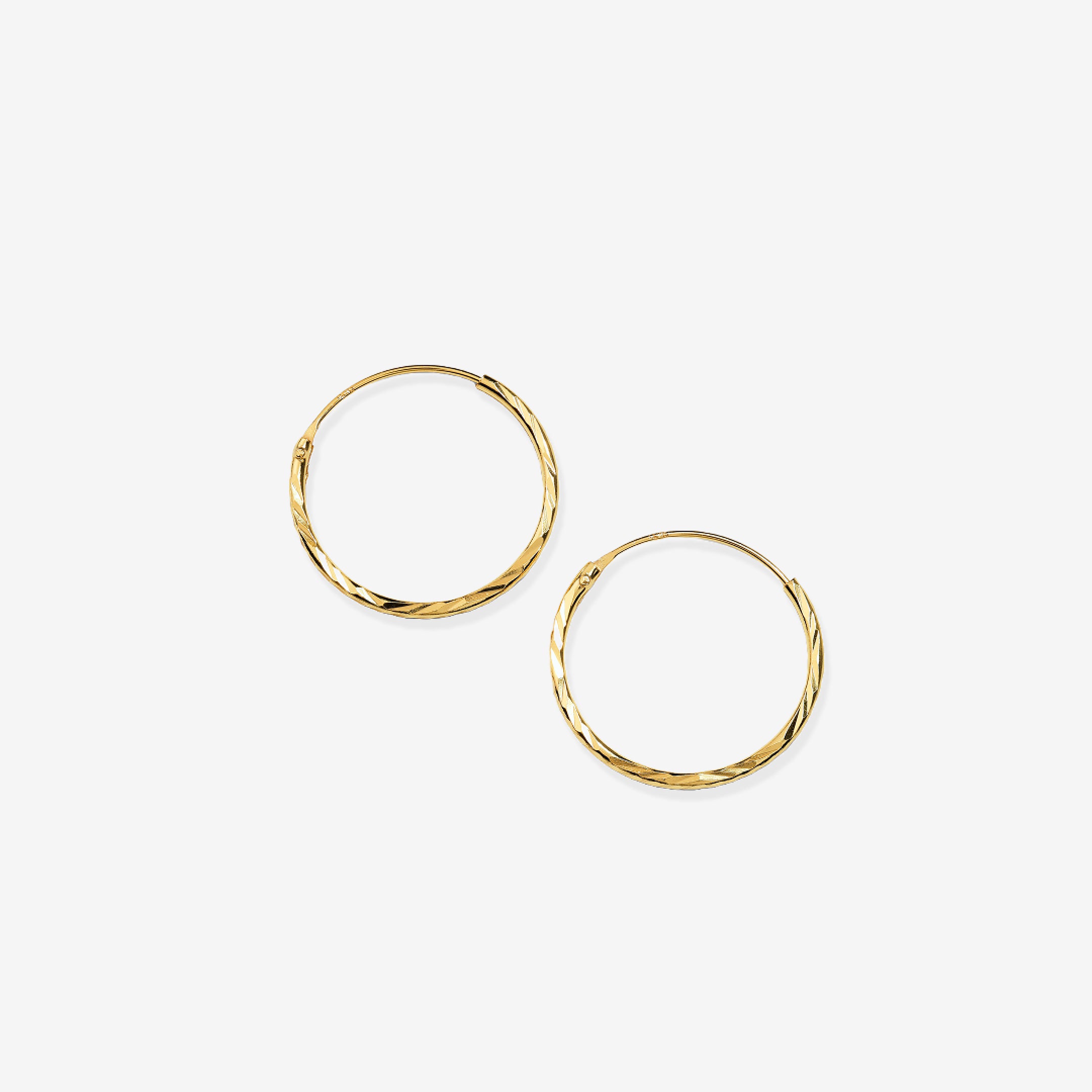 Diamanträfflade ringar