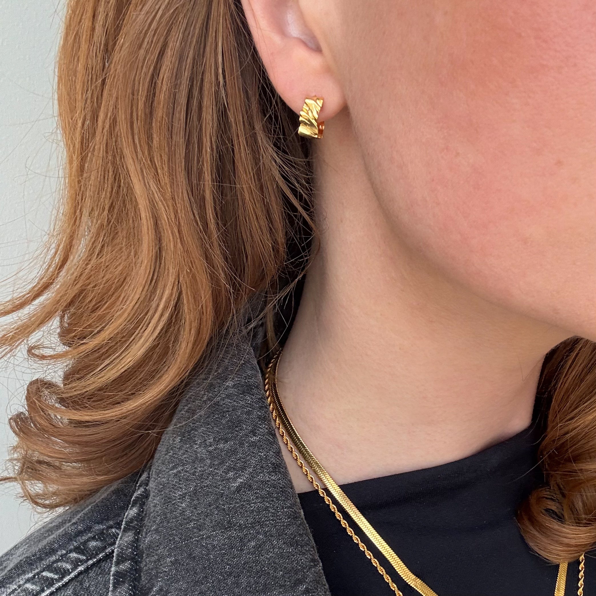 Wave Twist Hoop 12 mm Förgylld