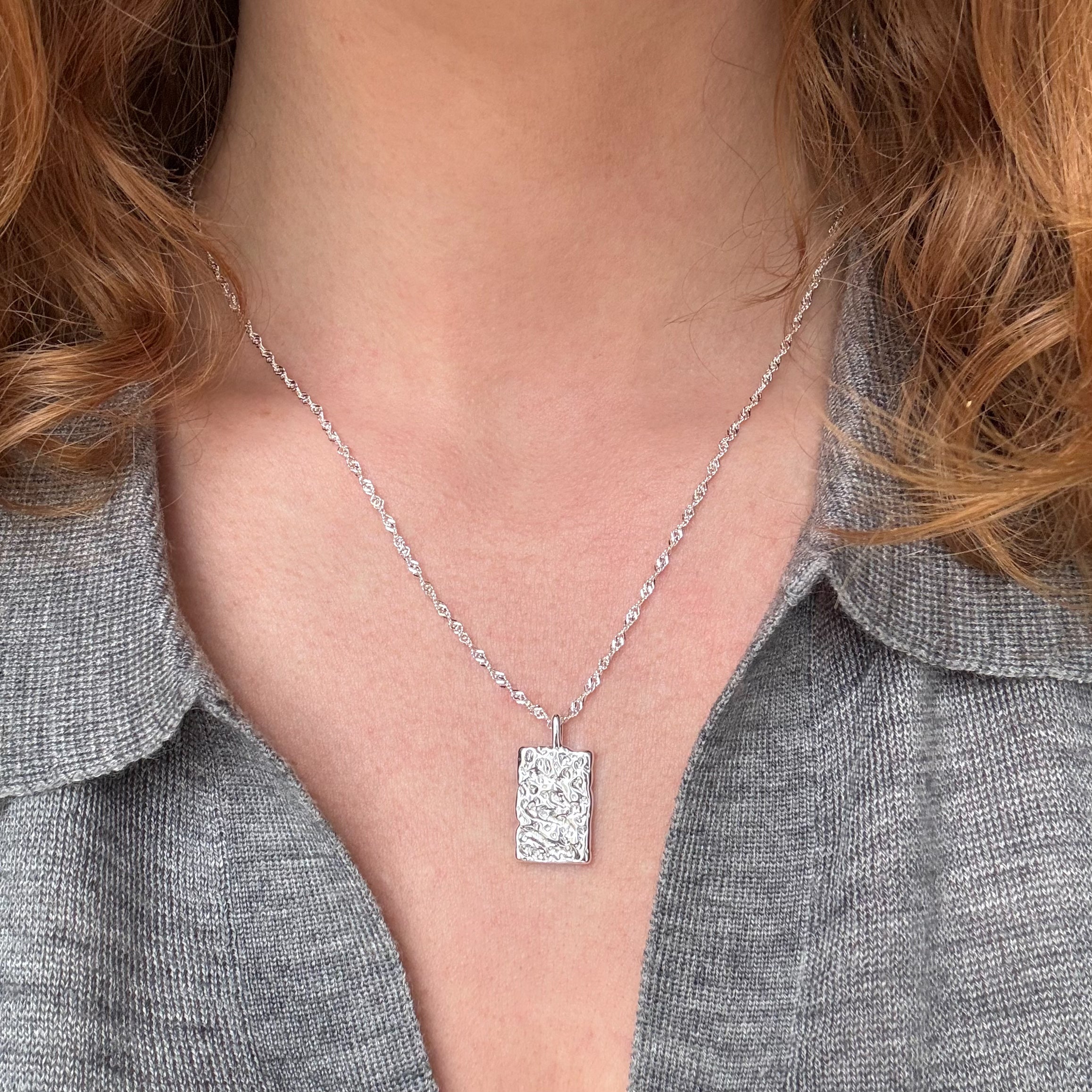 Halskæde med banket vedhæng