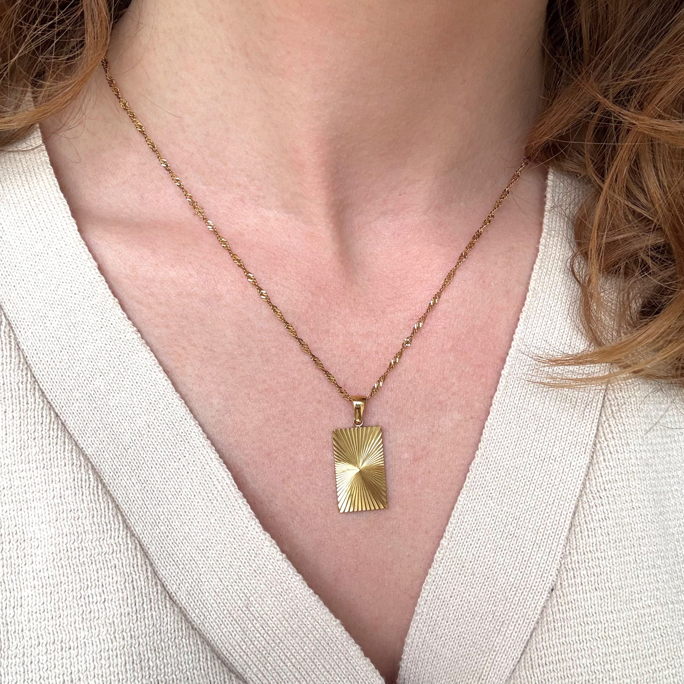 Sol Fyrkantigt Halsband Förgyllt