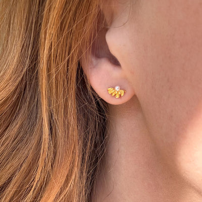 Små øreringe med perler og guld