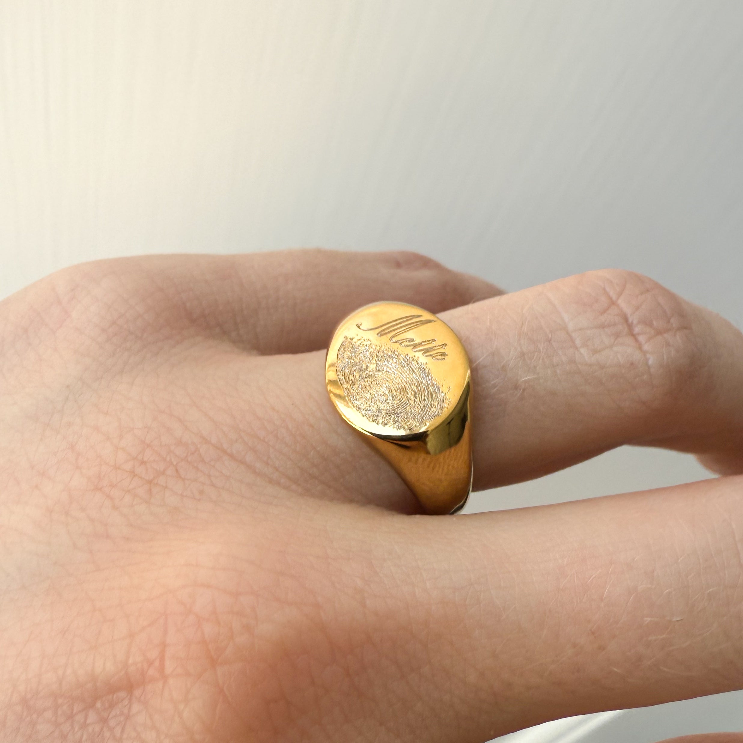 Graverat fingeravtryck och namn klassisk ring