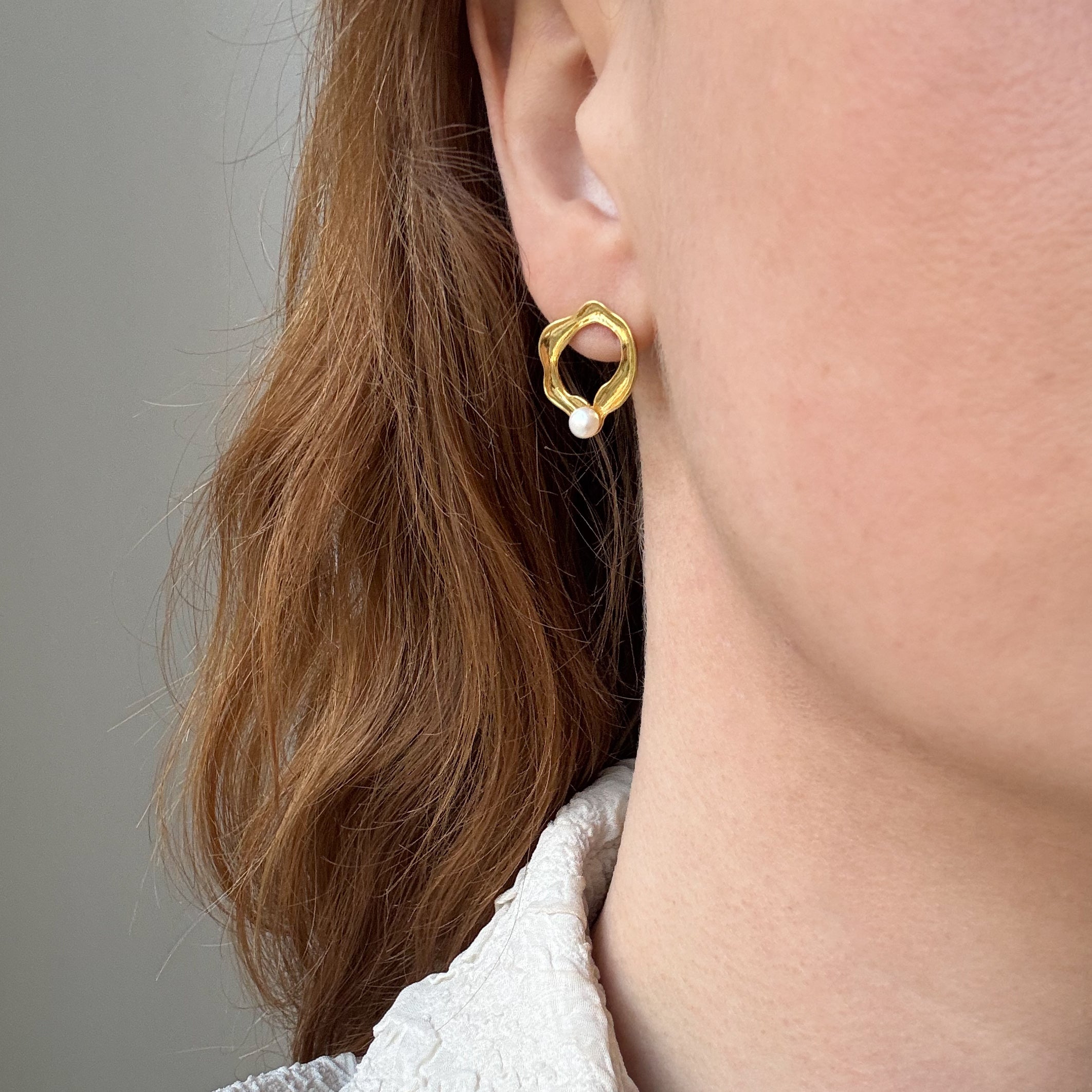 Organisk pärla örhänge förgyllt