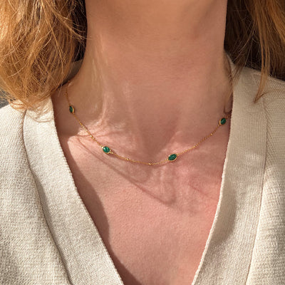 Halskæde med grønne sten
