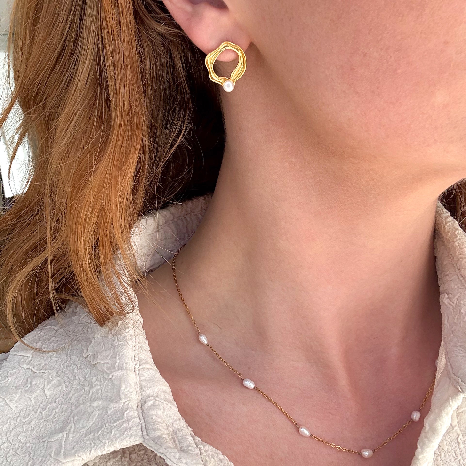 Organisk pärla örhänge förgyllt