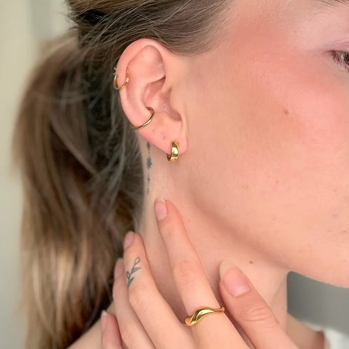 Set med böjda och grova örhängen: 3 örhängen