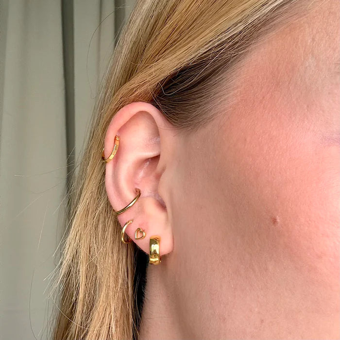 Set med böjda och grova örhängen: 3 örhängen