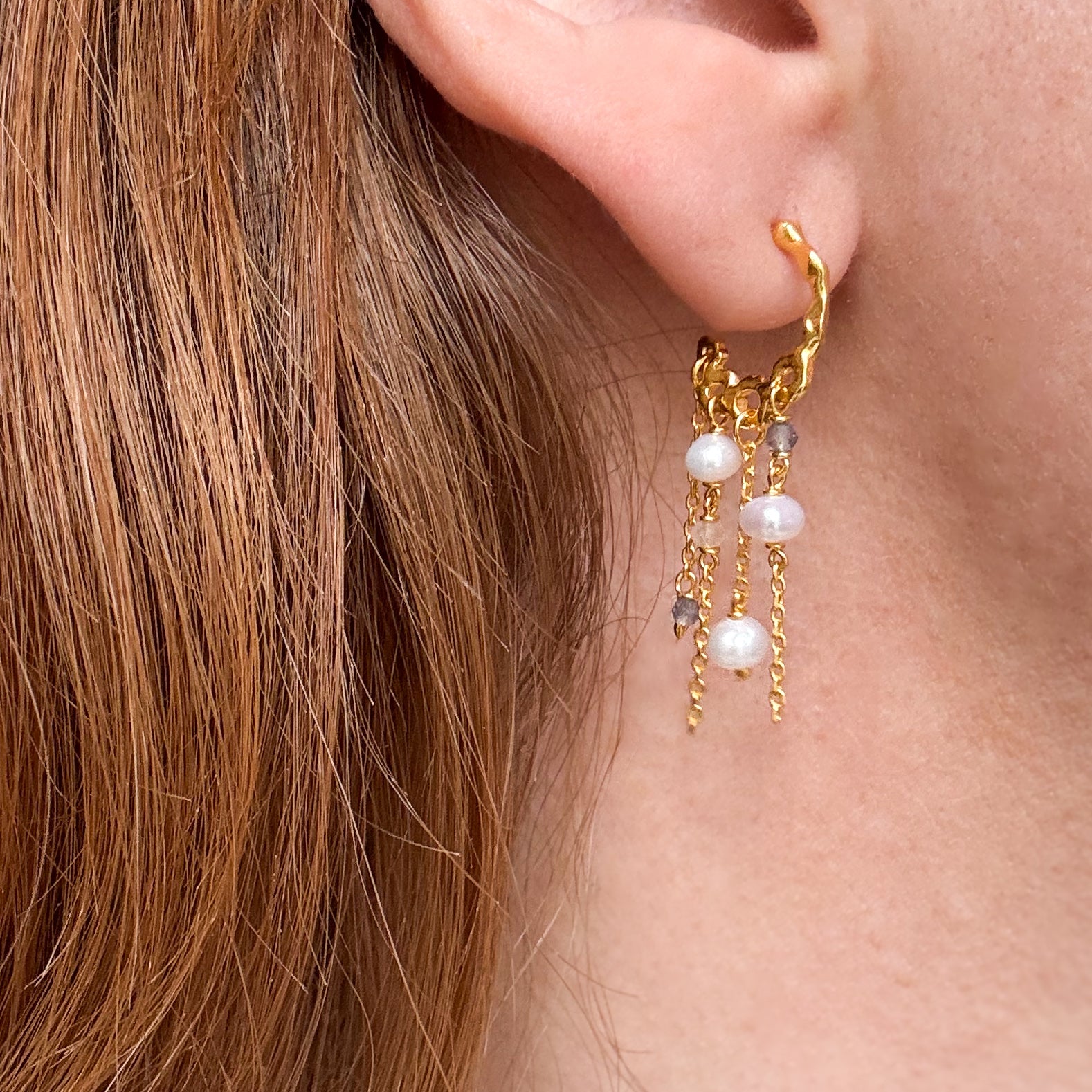 Elegante farvede perleøreringe 