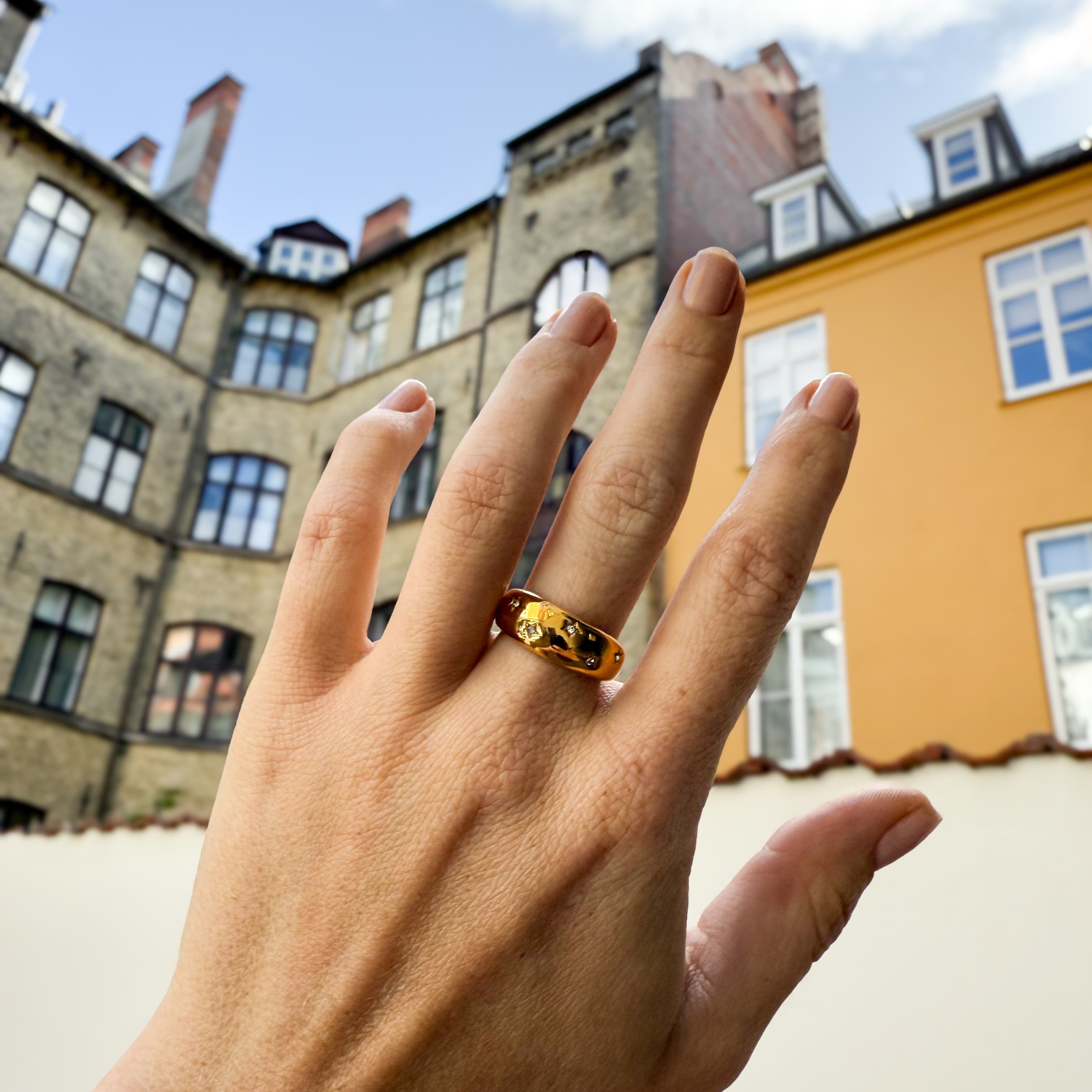 Stjärnprickig kristallring förgylld