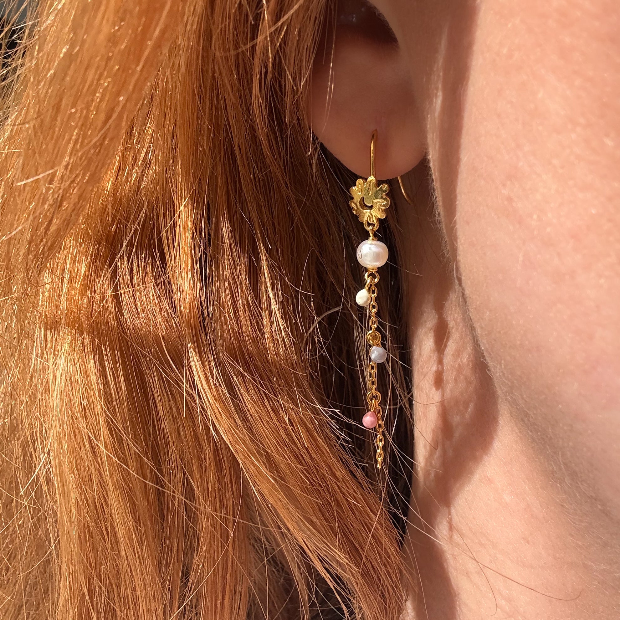 Øreringe med farverige perler 