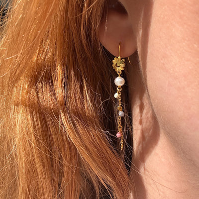 Øreringe med farverige perler 