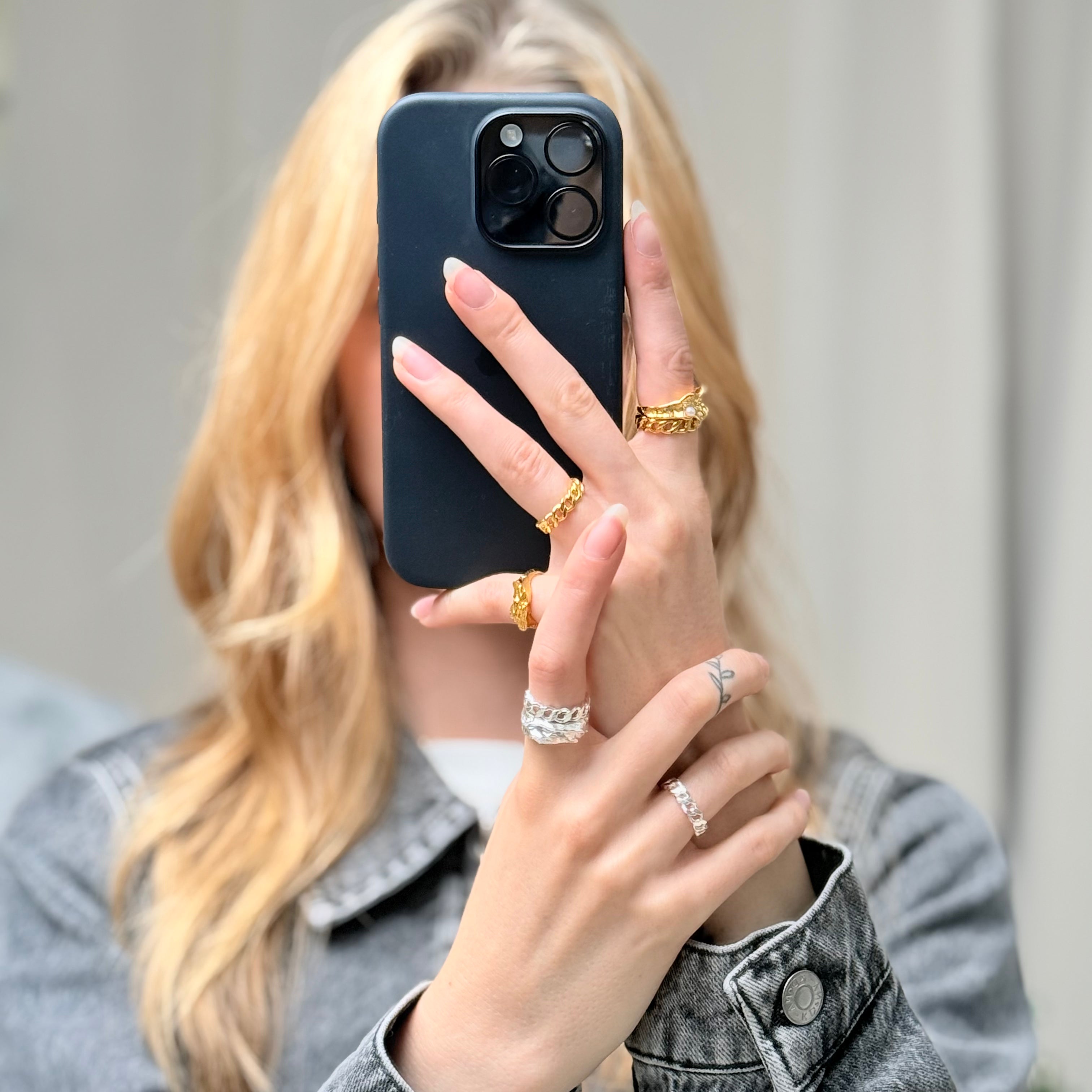 Blanding af sølv og guldbelagte panser ringe med andre Lelafine ringe i spejlet 