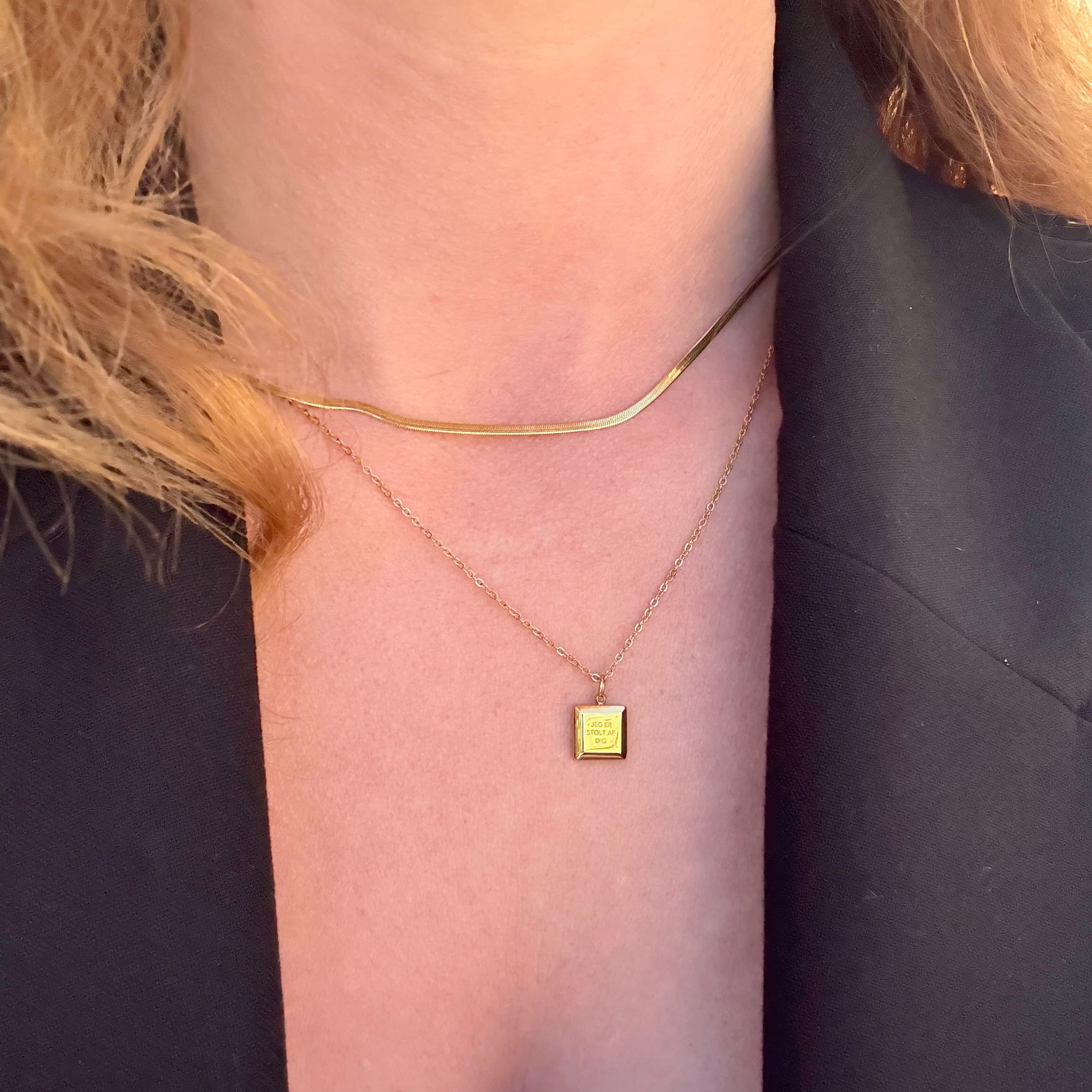 Fyrkantigt halsband med gravyr och platt orm 2mm set