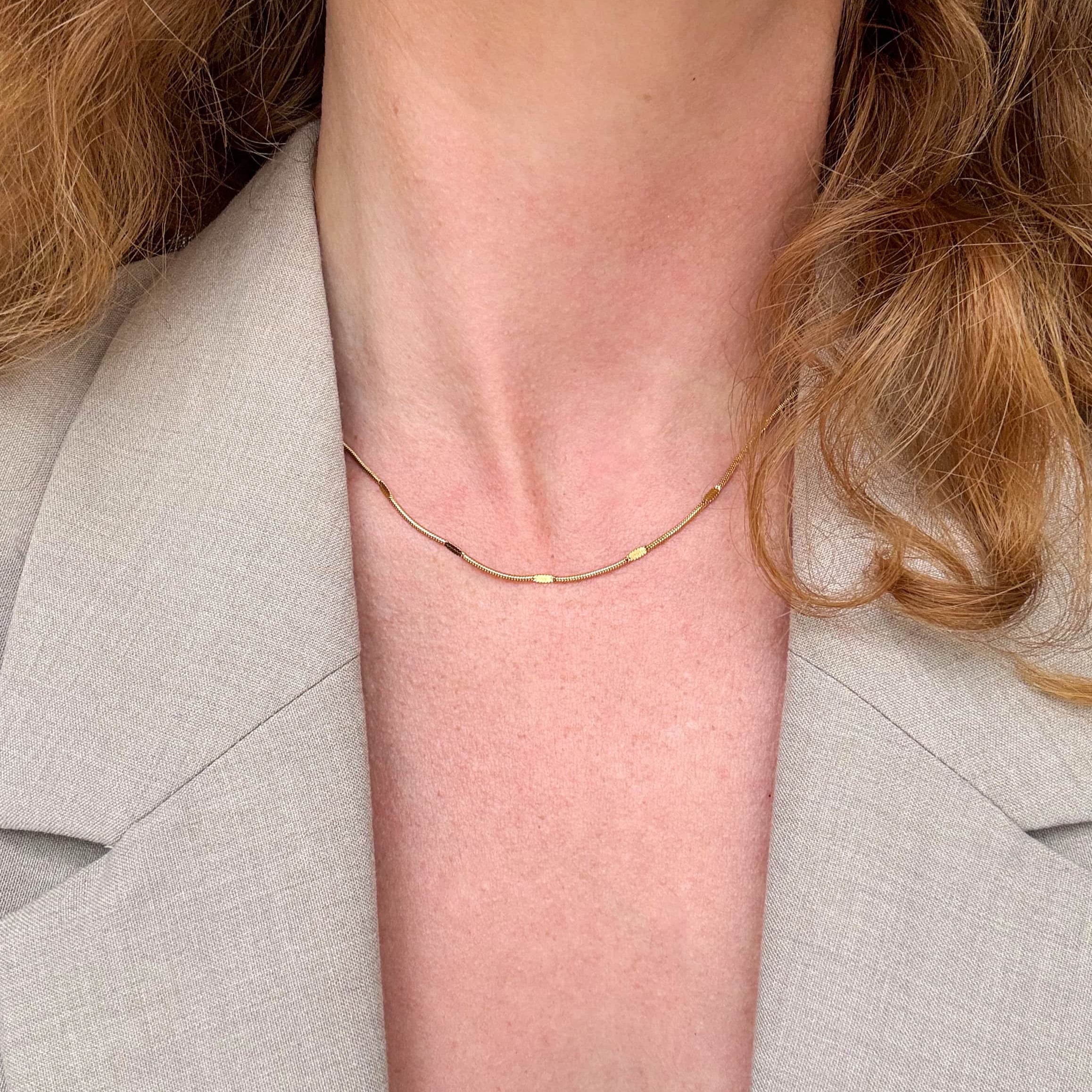 Platt prickigt halsband förgyllt halsband