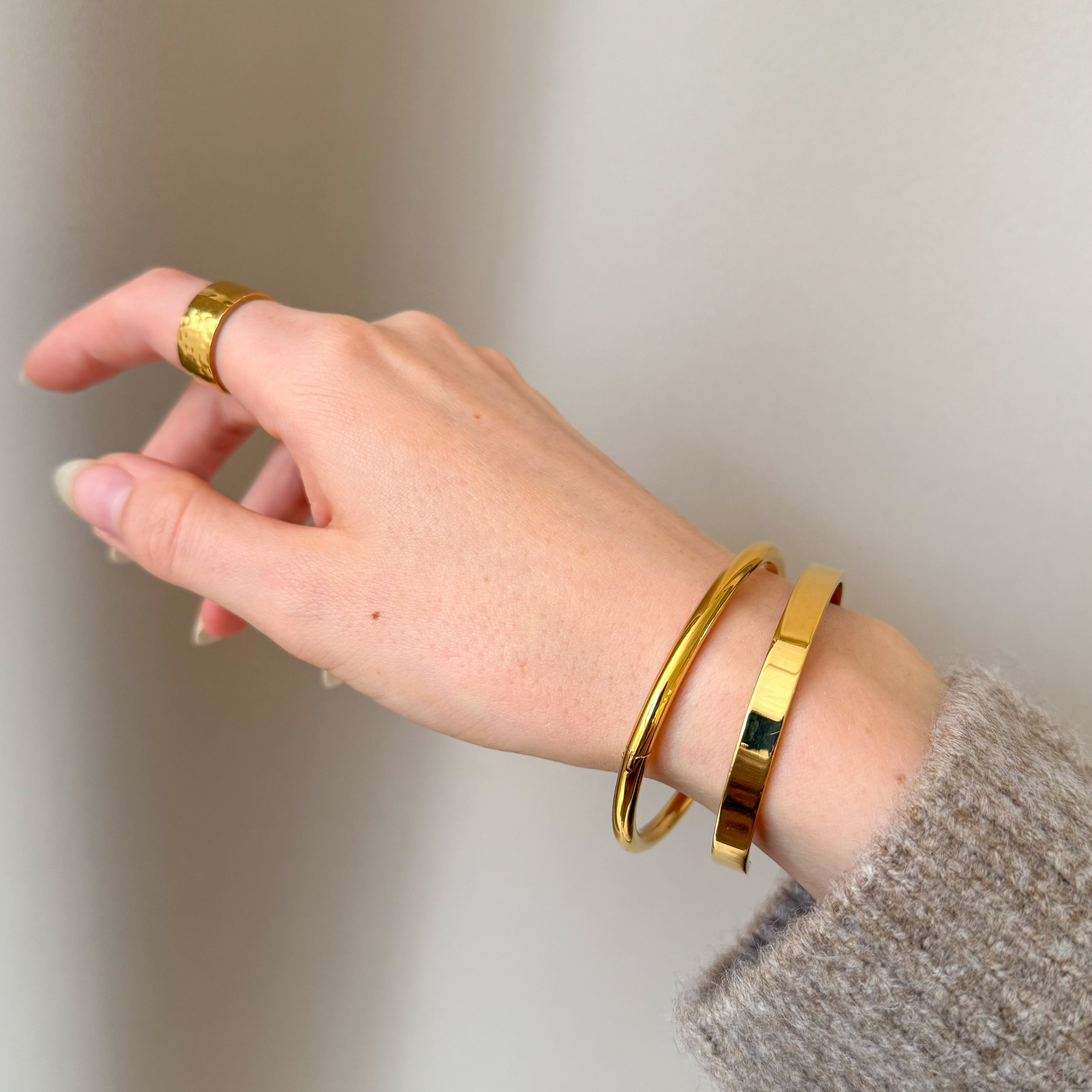 Klassiskt armband med gravyr och runt armbandsset