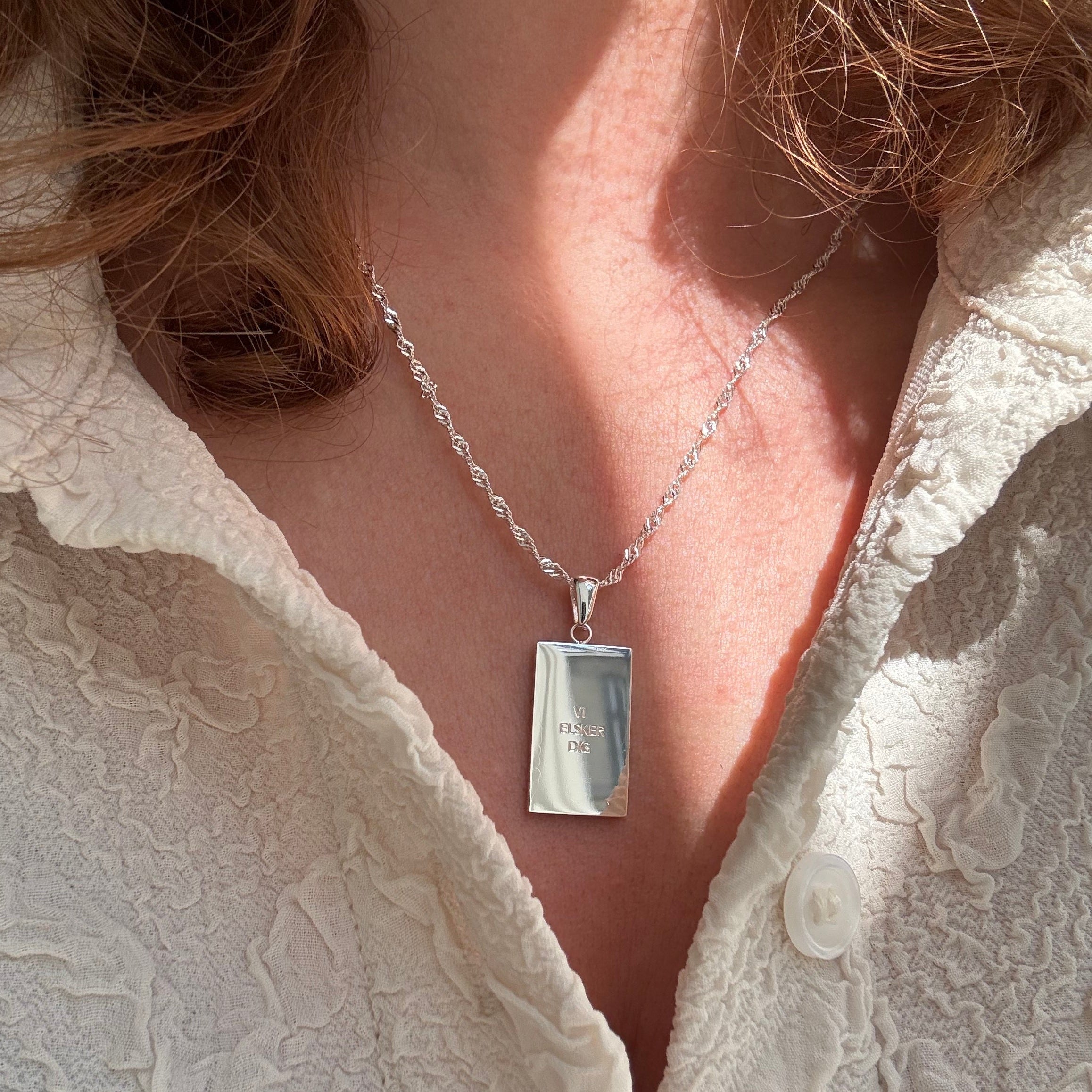 Solfyrkantigt halsband med gravyr