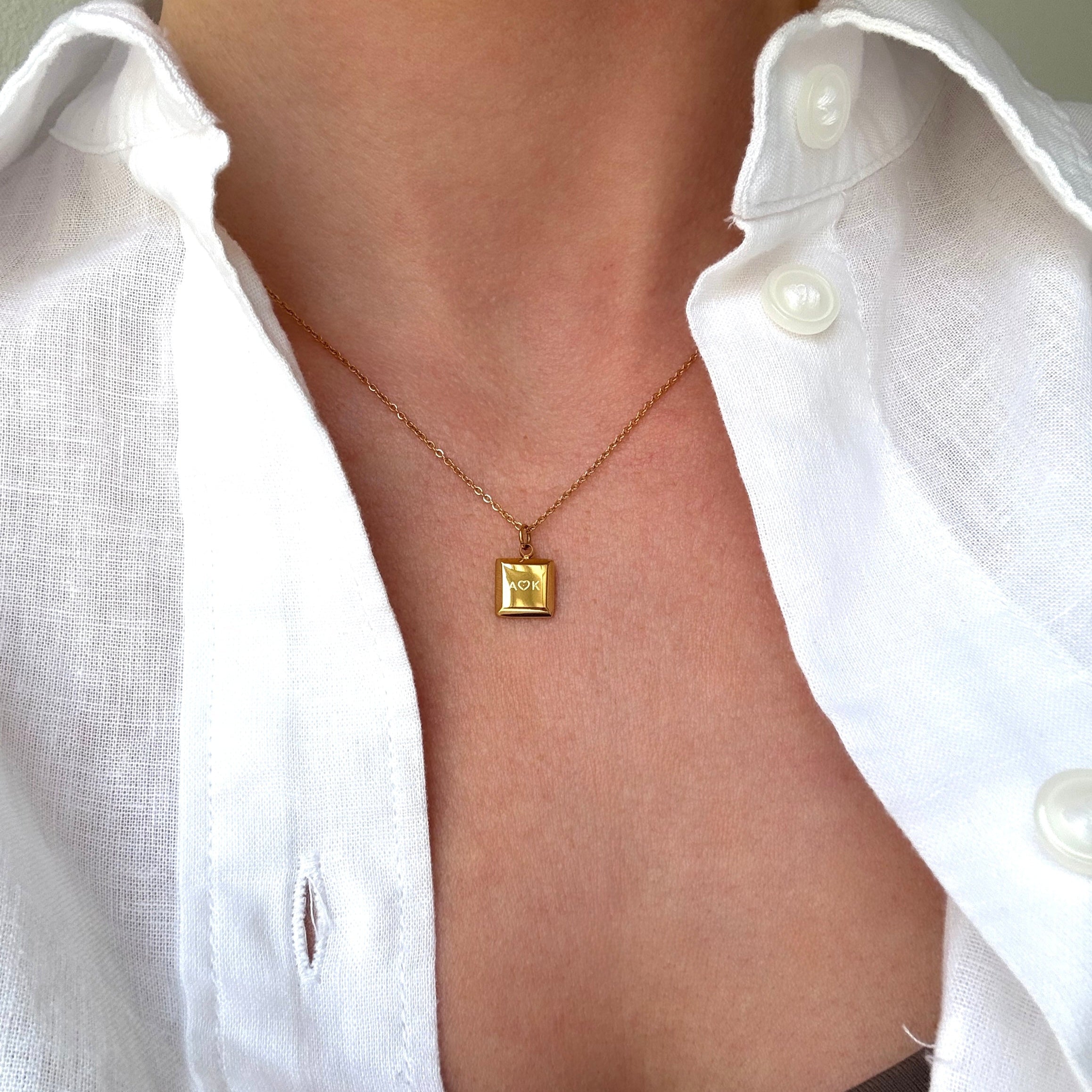 Stolt fyrkantigt halsband