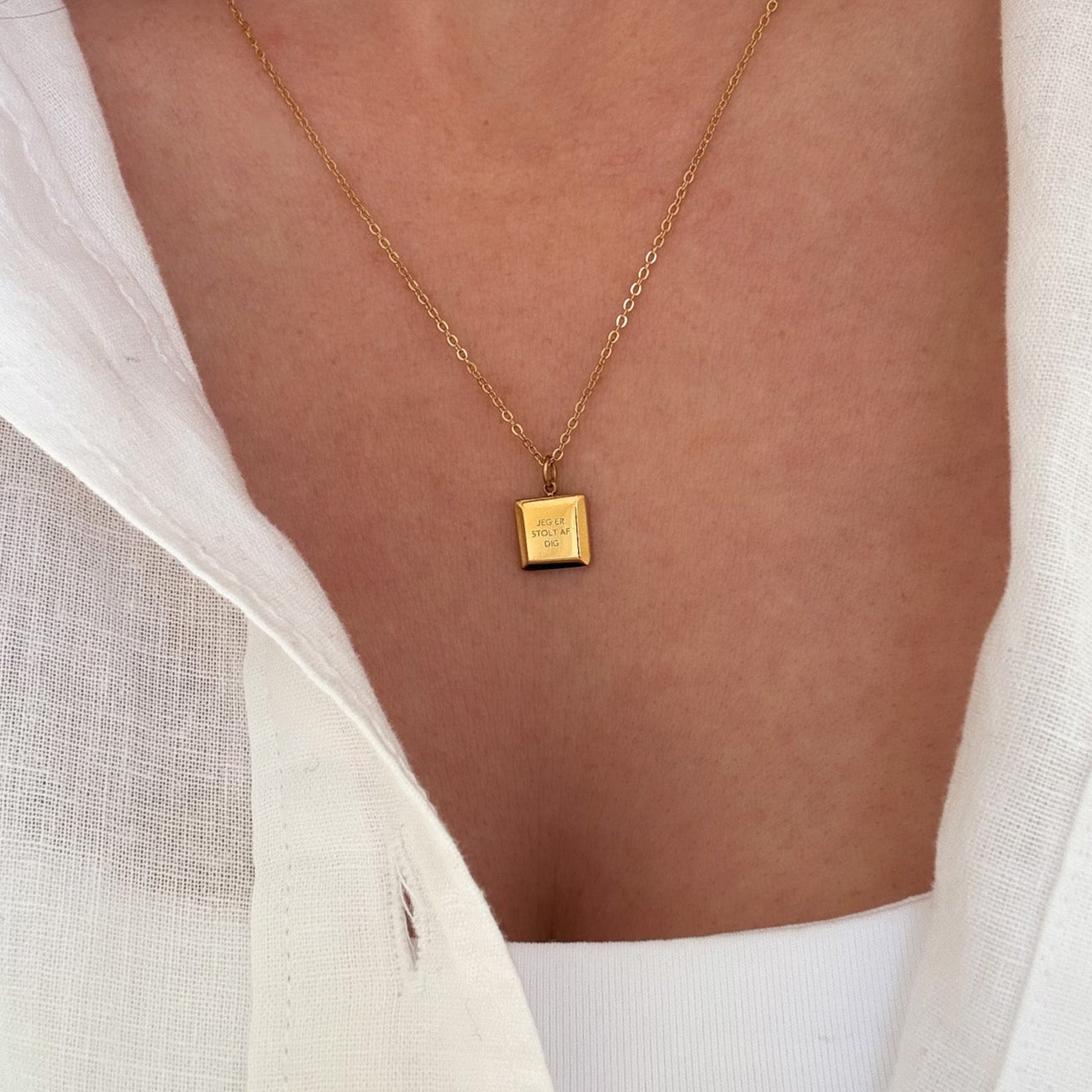 Stolt fyrkantigt halsband