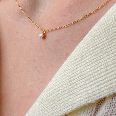 Close up af krystal halskæde i guld