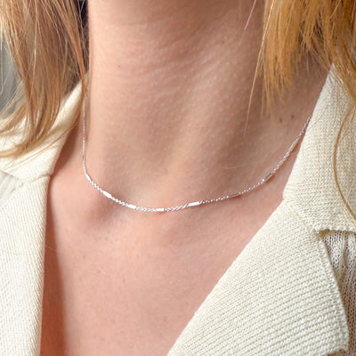 Tynd halskæde med små detaljer