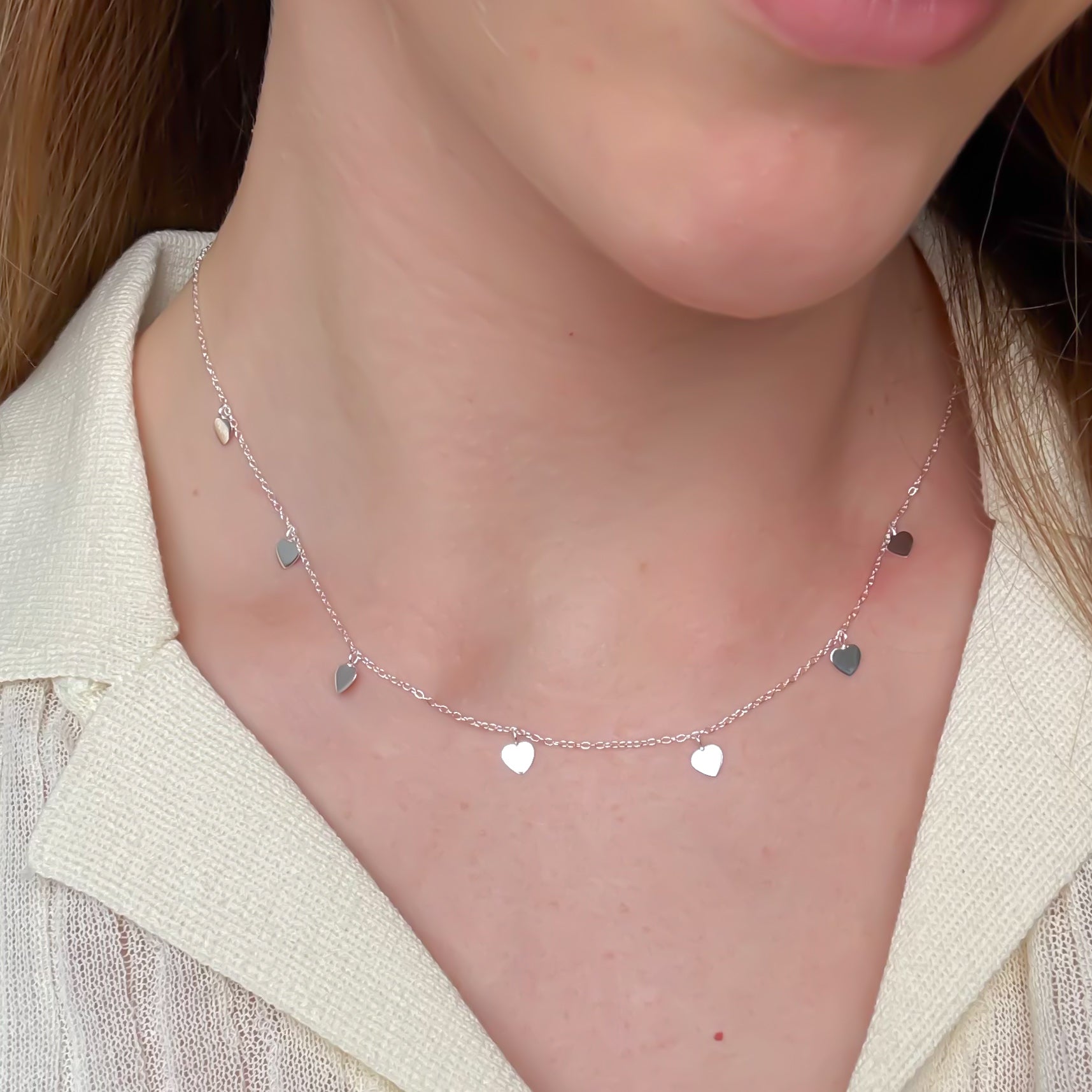 Halsband med flera hjärtan