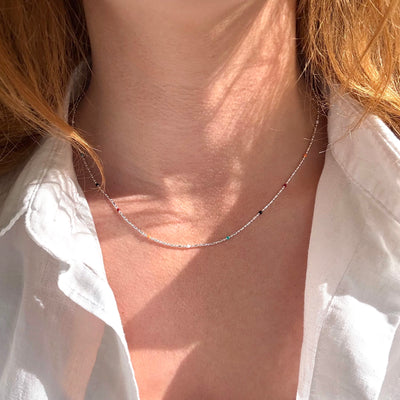 Halskæde med farverige perle detaljer